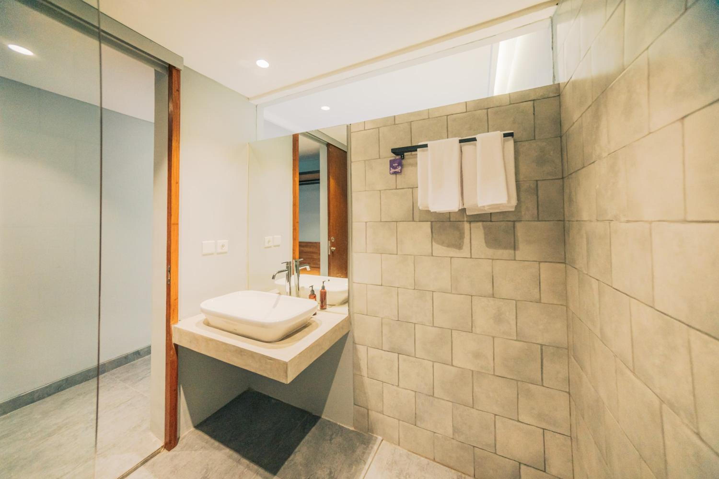 Standard Twin Room - Photo 8