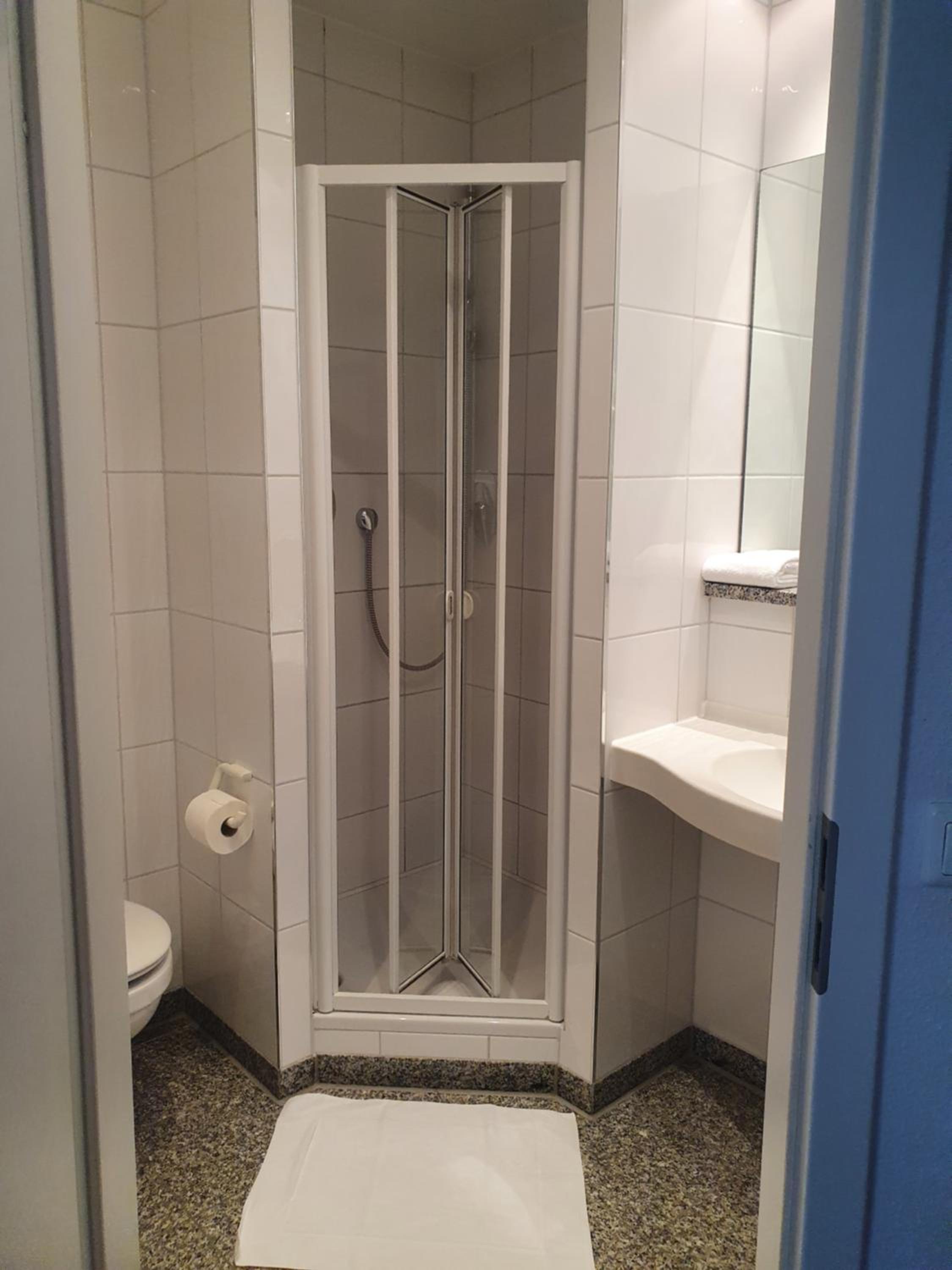 Double or Twin Room - Photo 15