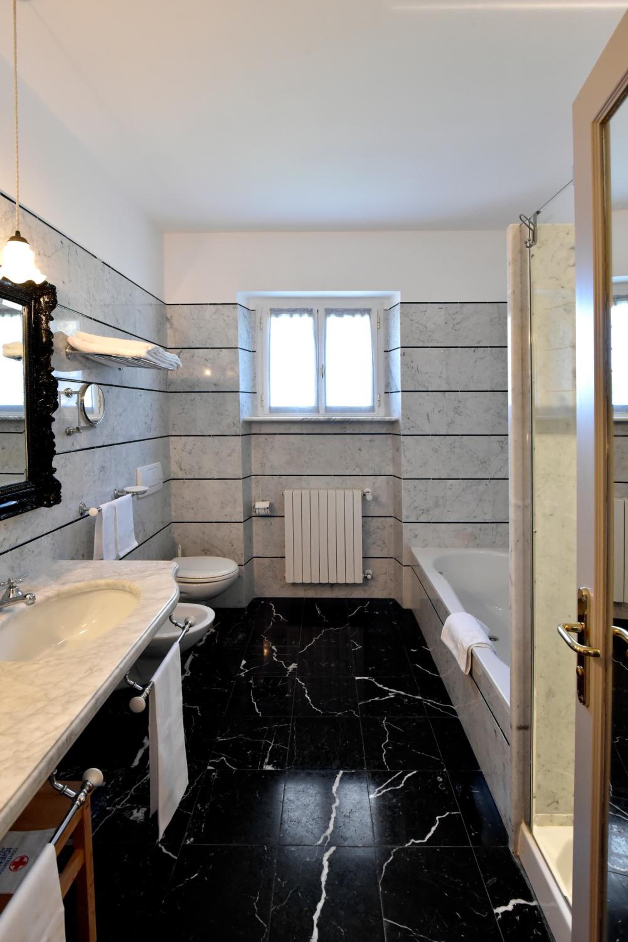 Deluxe Double Room - Photo 9