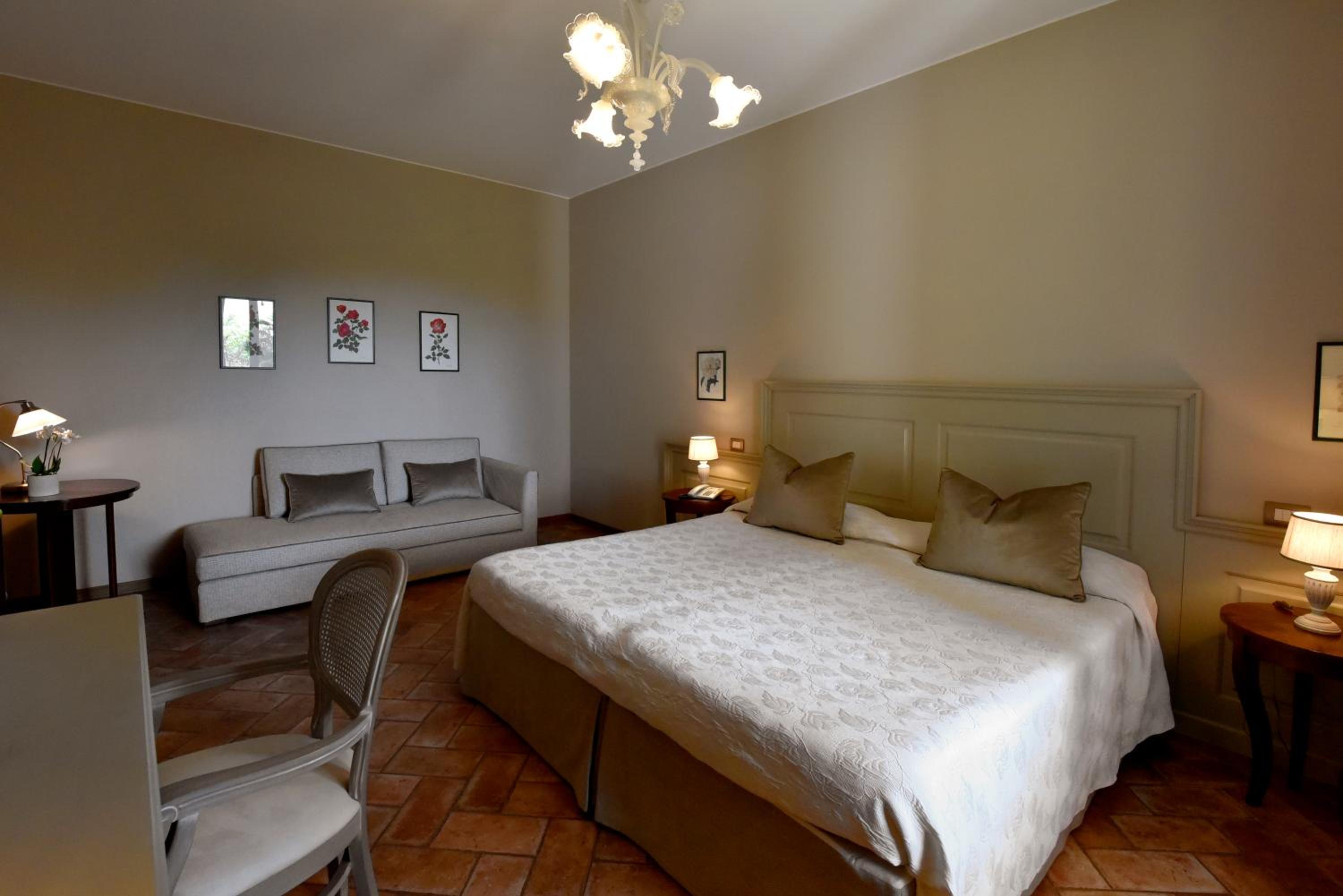 Deluxe Double Room - Photo 11