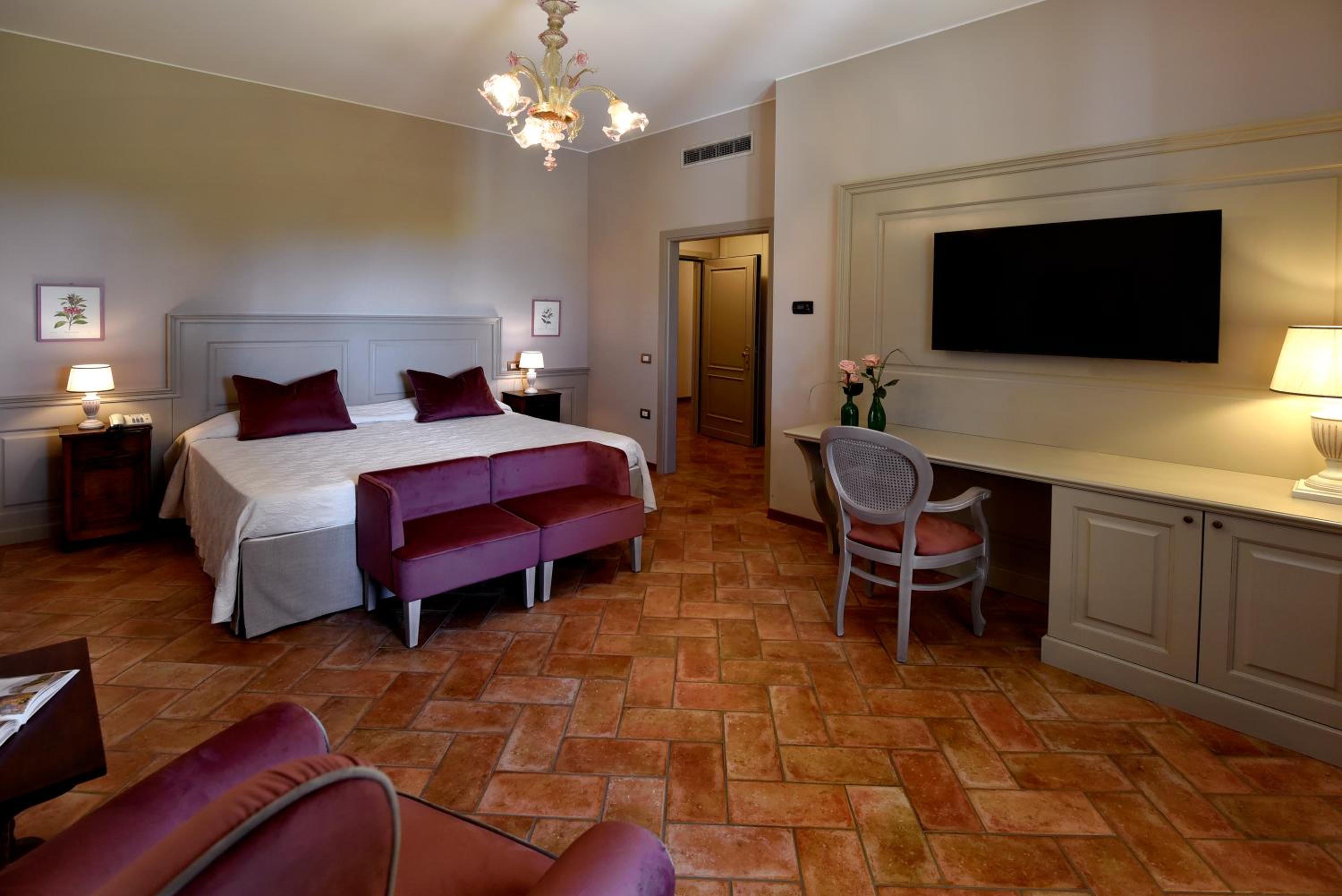 Deluxe Double Room - Photo 12