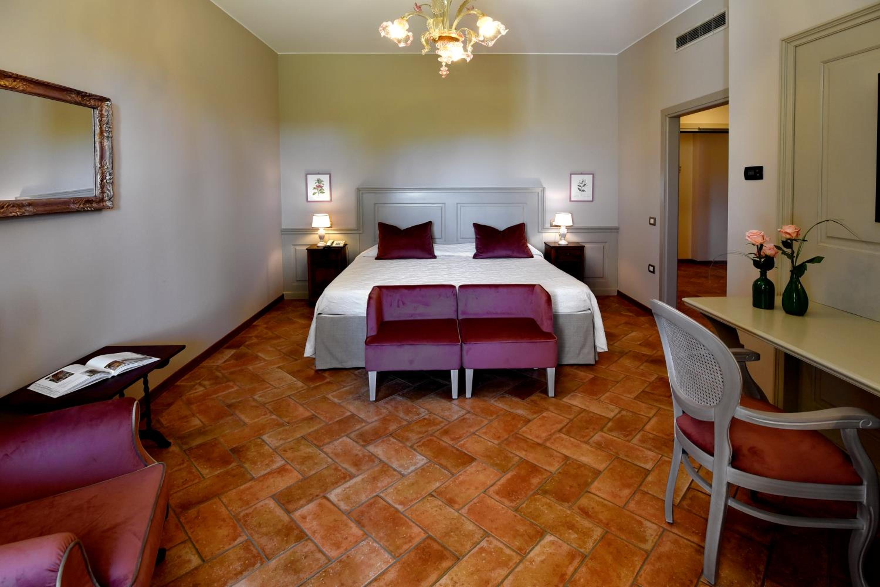Deluxe Double Room - Photo 13