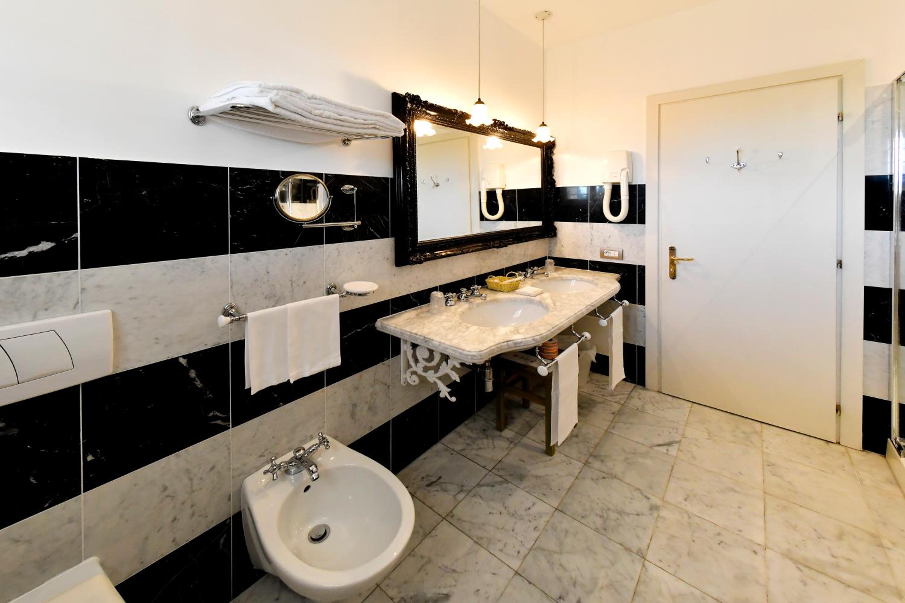 Deluxe Double Room - Photo 15