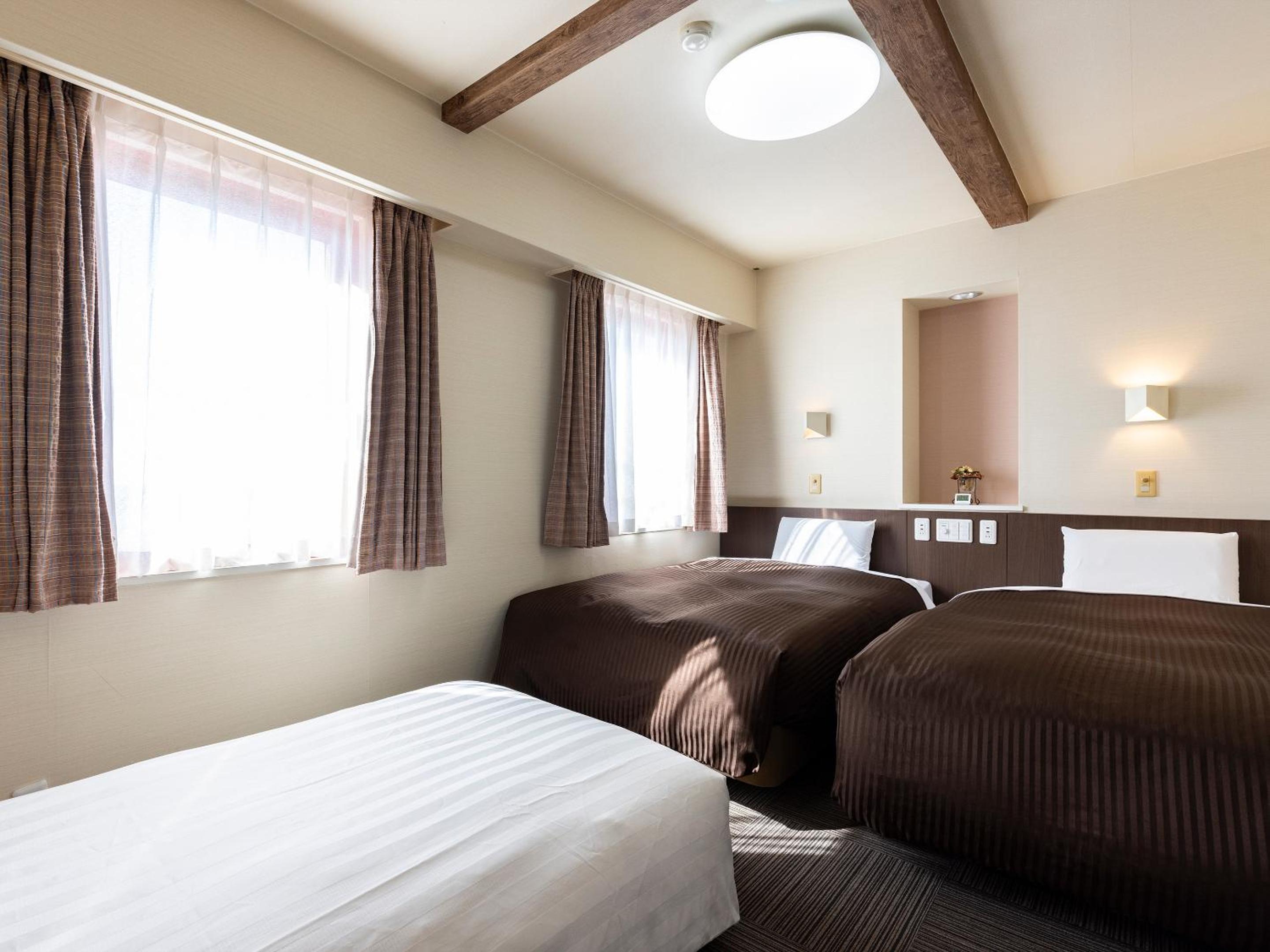 Standard Twin Room with Sofa Bed - Smoking  - Photo 6