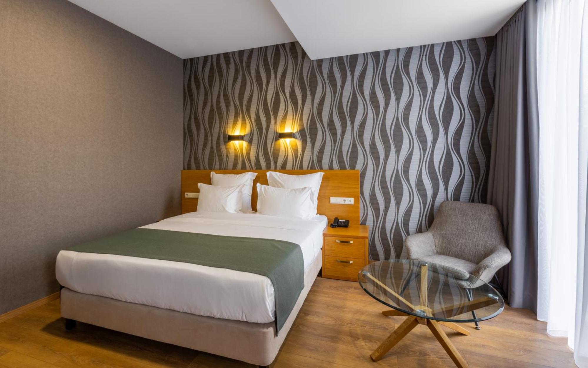 Standard King Room photo 2