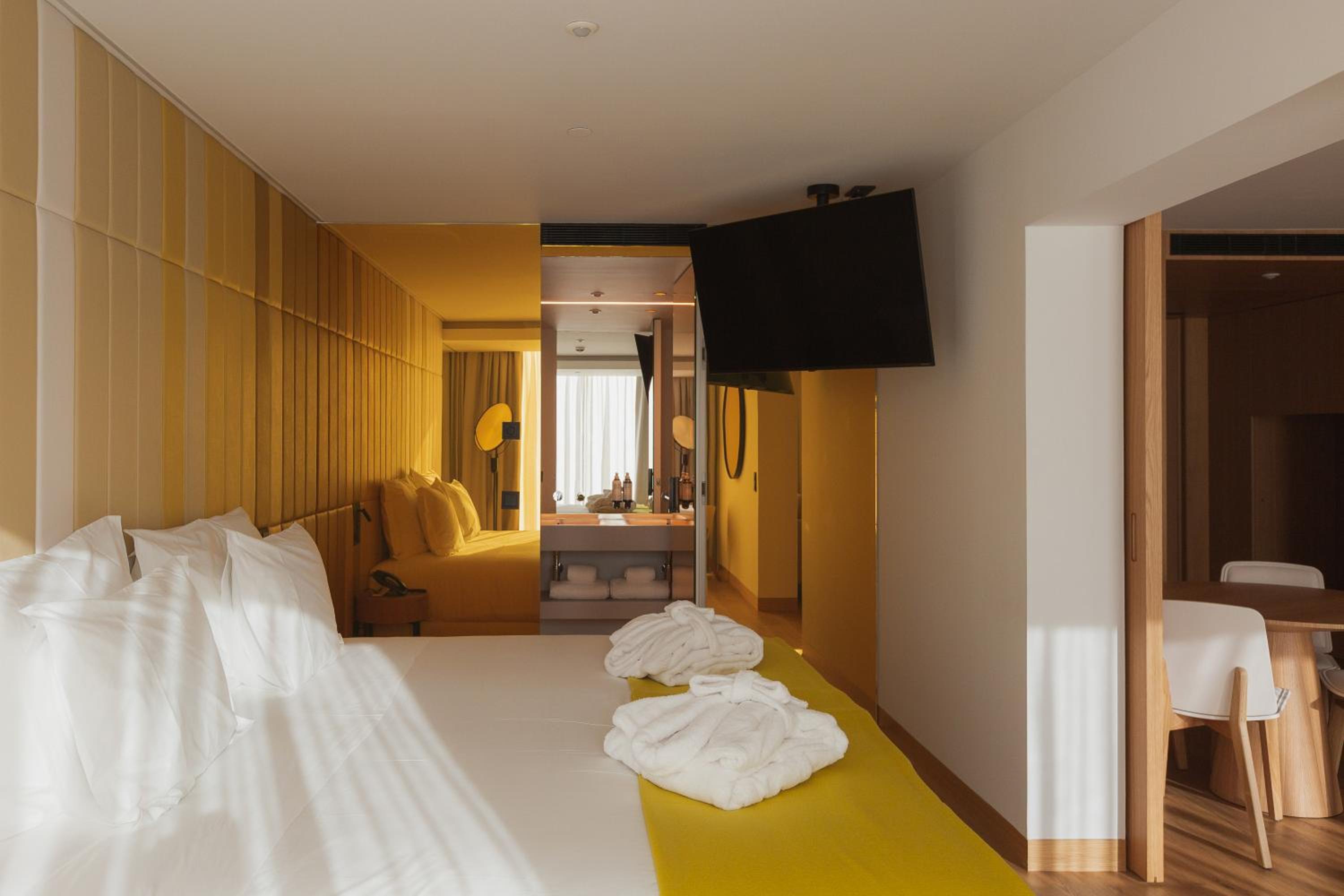 Executive Suite with City View - Photo 13