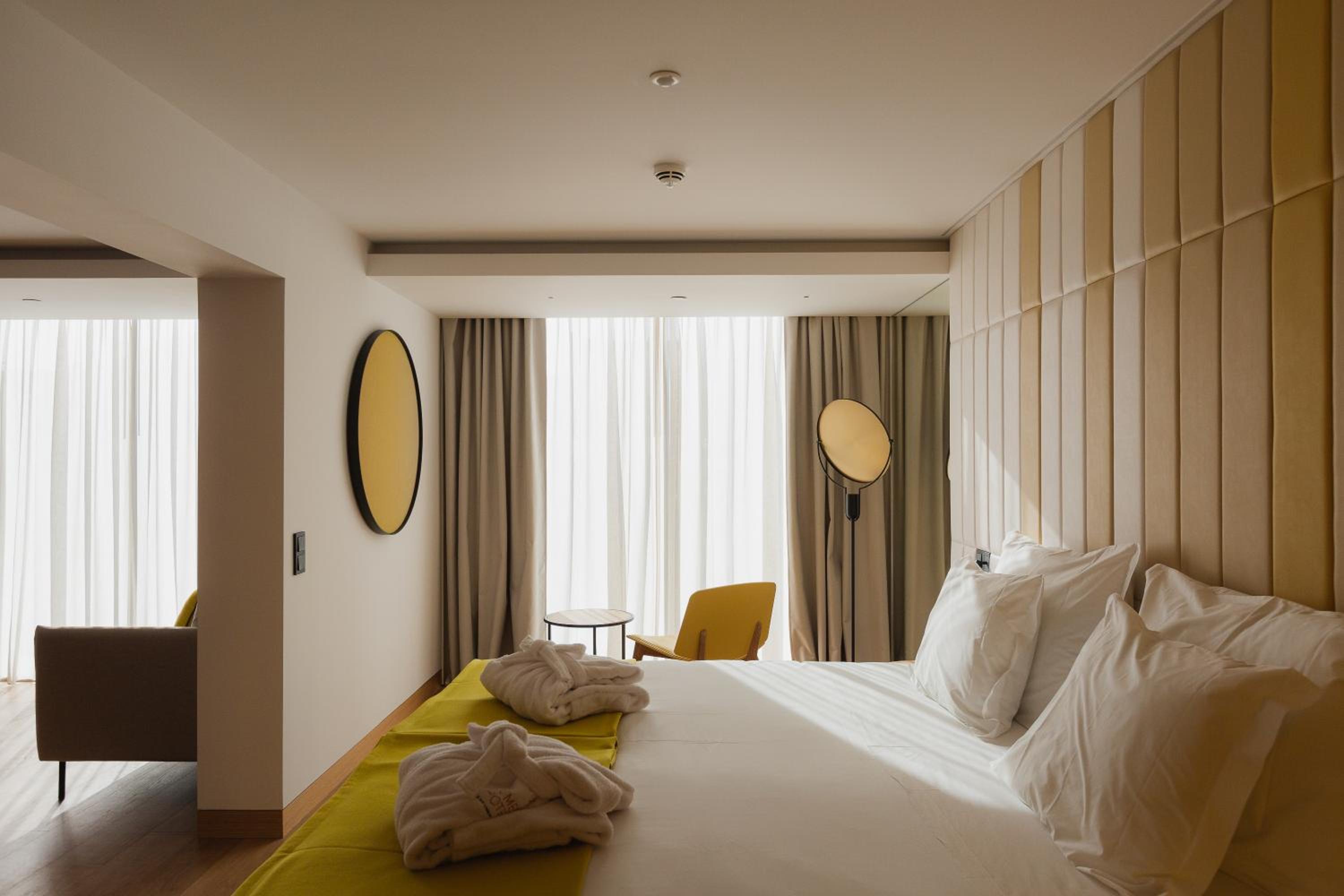 Executive Suite with City View - Photo 3