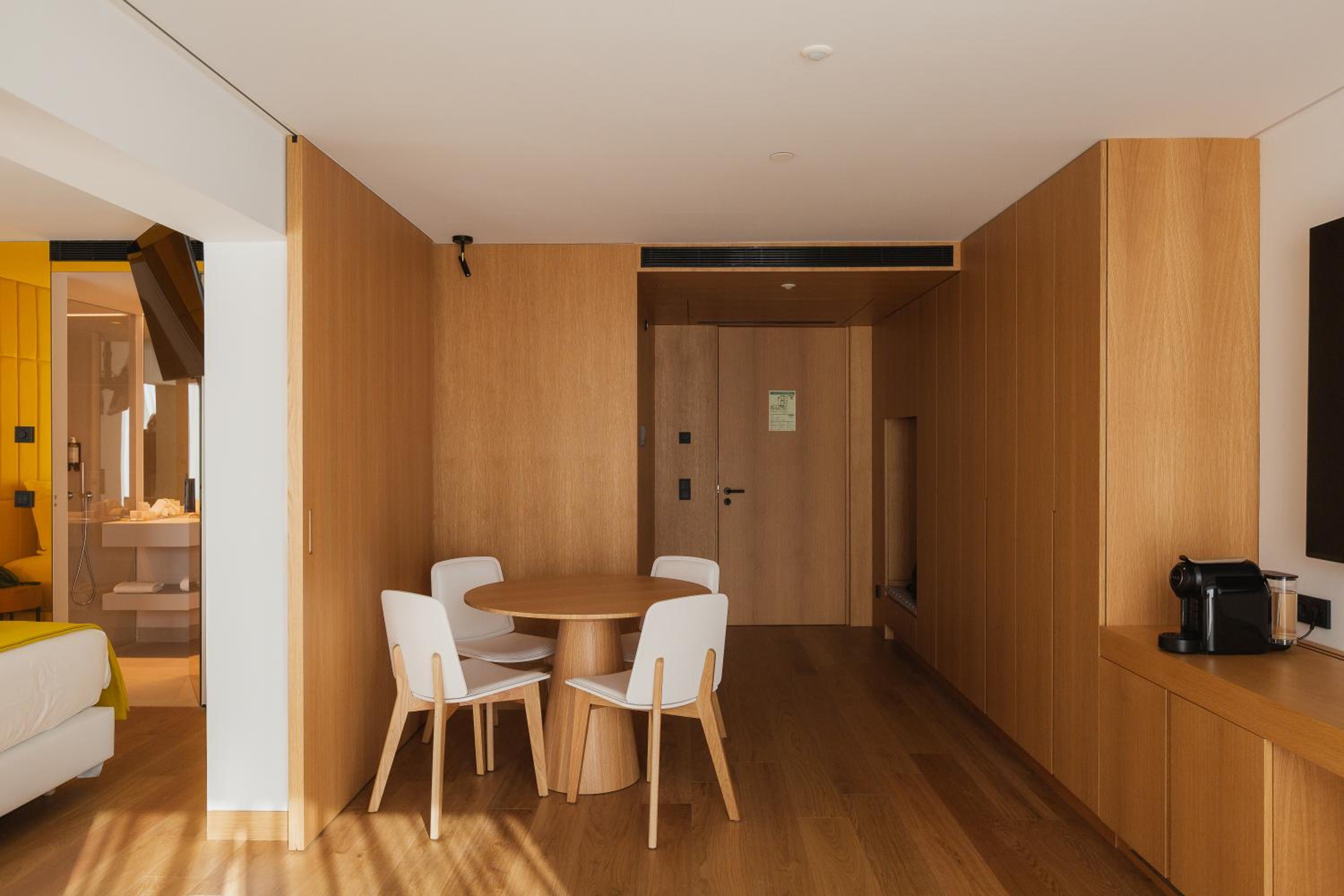 Executive Suite with City View - Photo 23