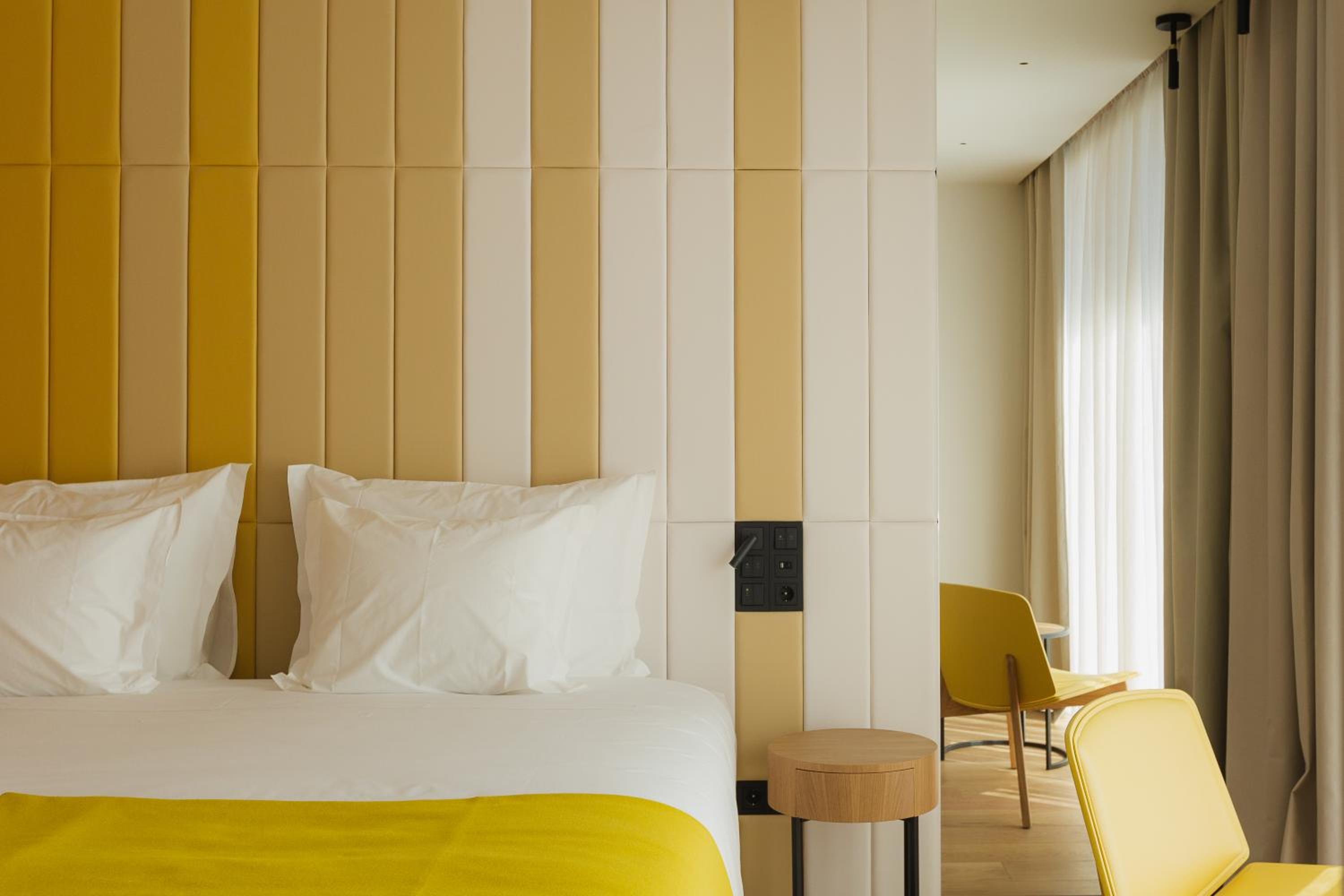 Deluxe Double Room with Show View - Photo 19