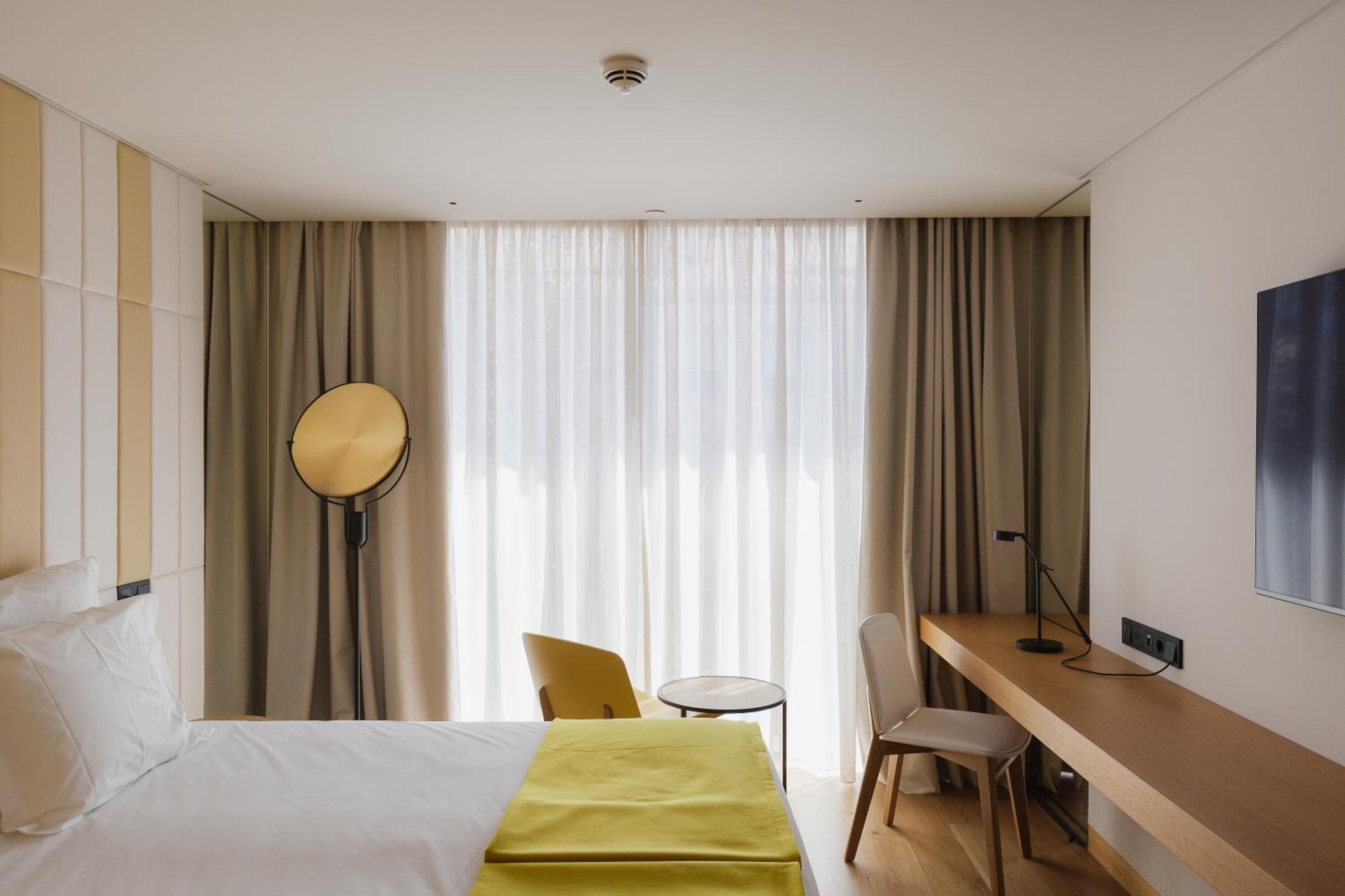 Deluxe Double Room with Show View - Photo 18