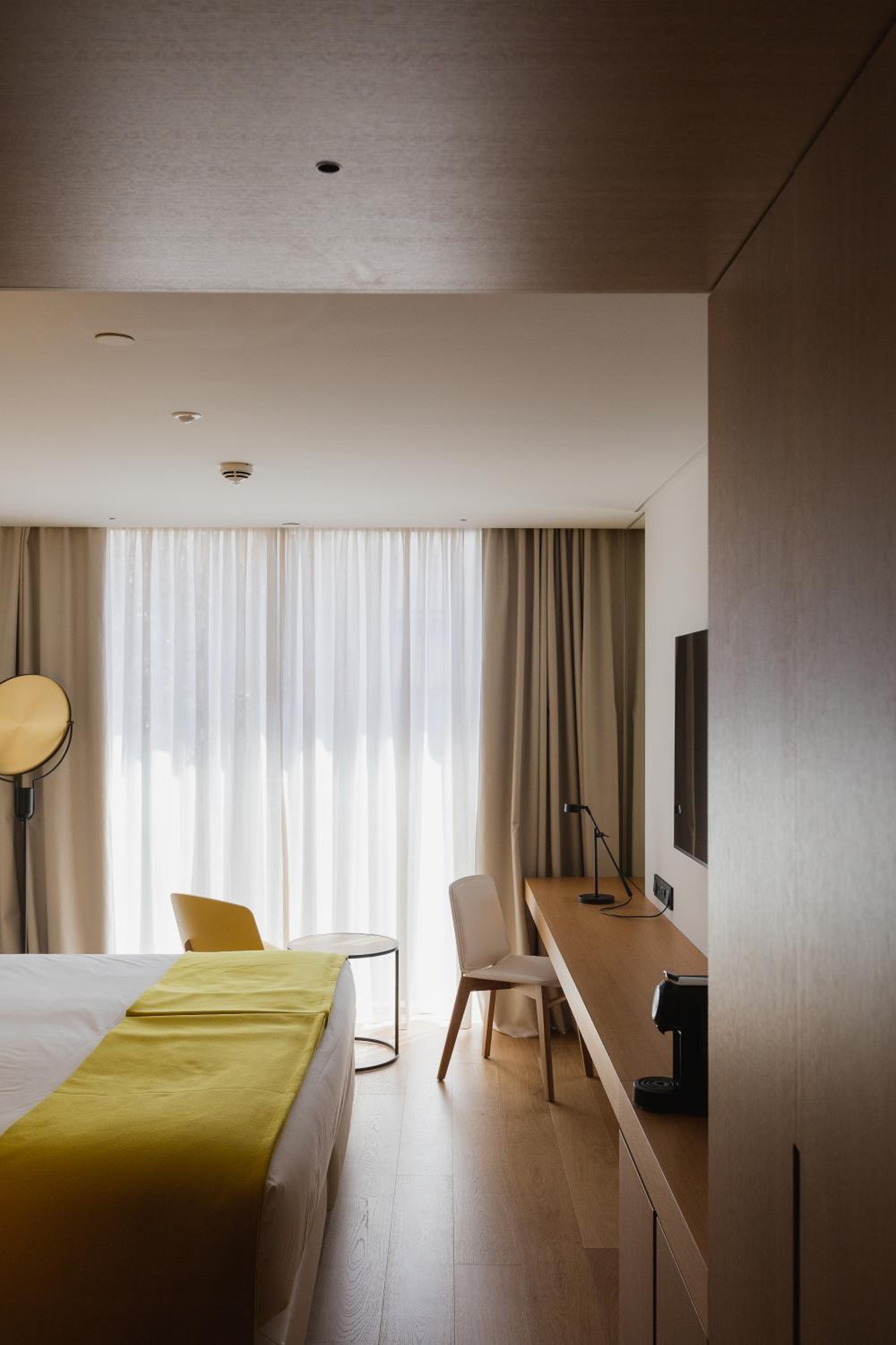 Deluxe Double Room with Show View - Photo 17