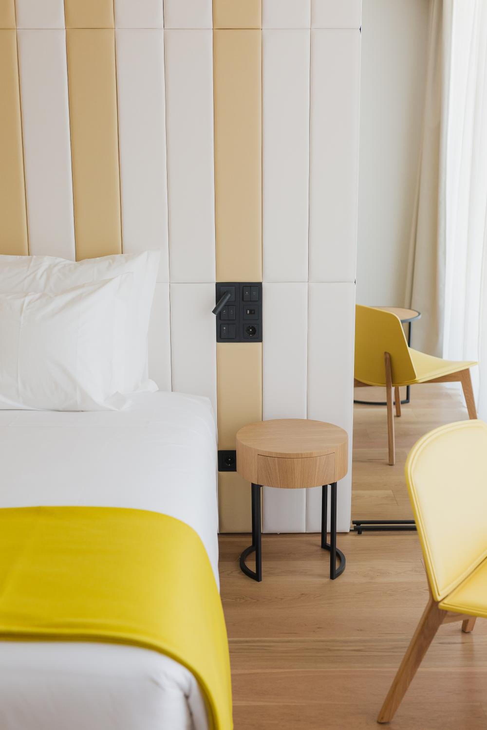 Deluxe Twin Room with Show View - Photo 15