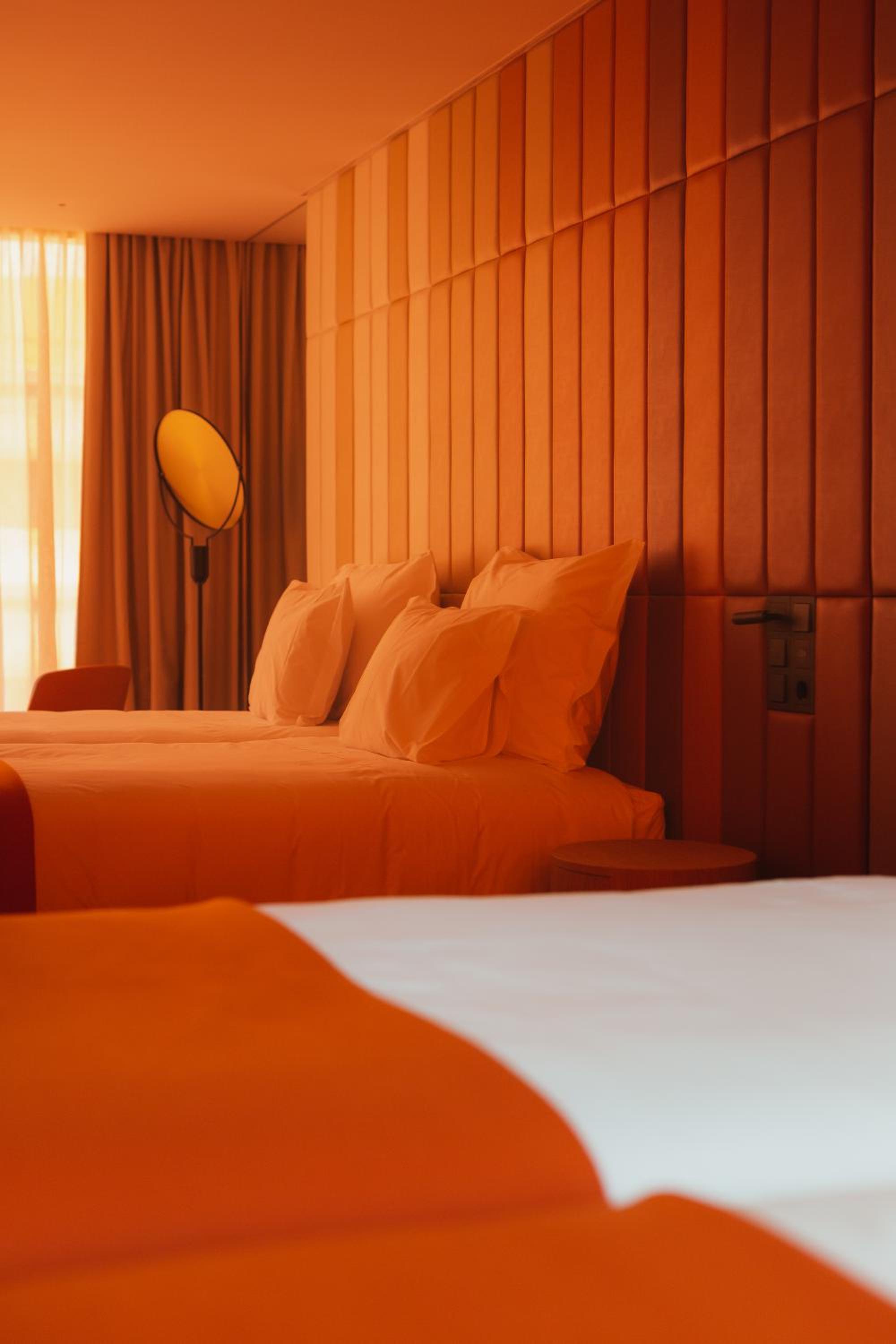 Deluxe Twin Room with Show View - Photo 16