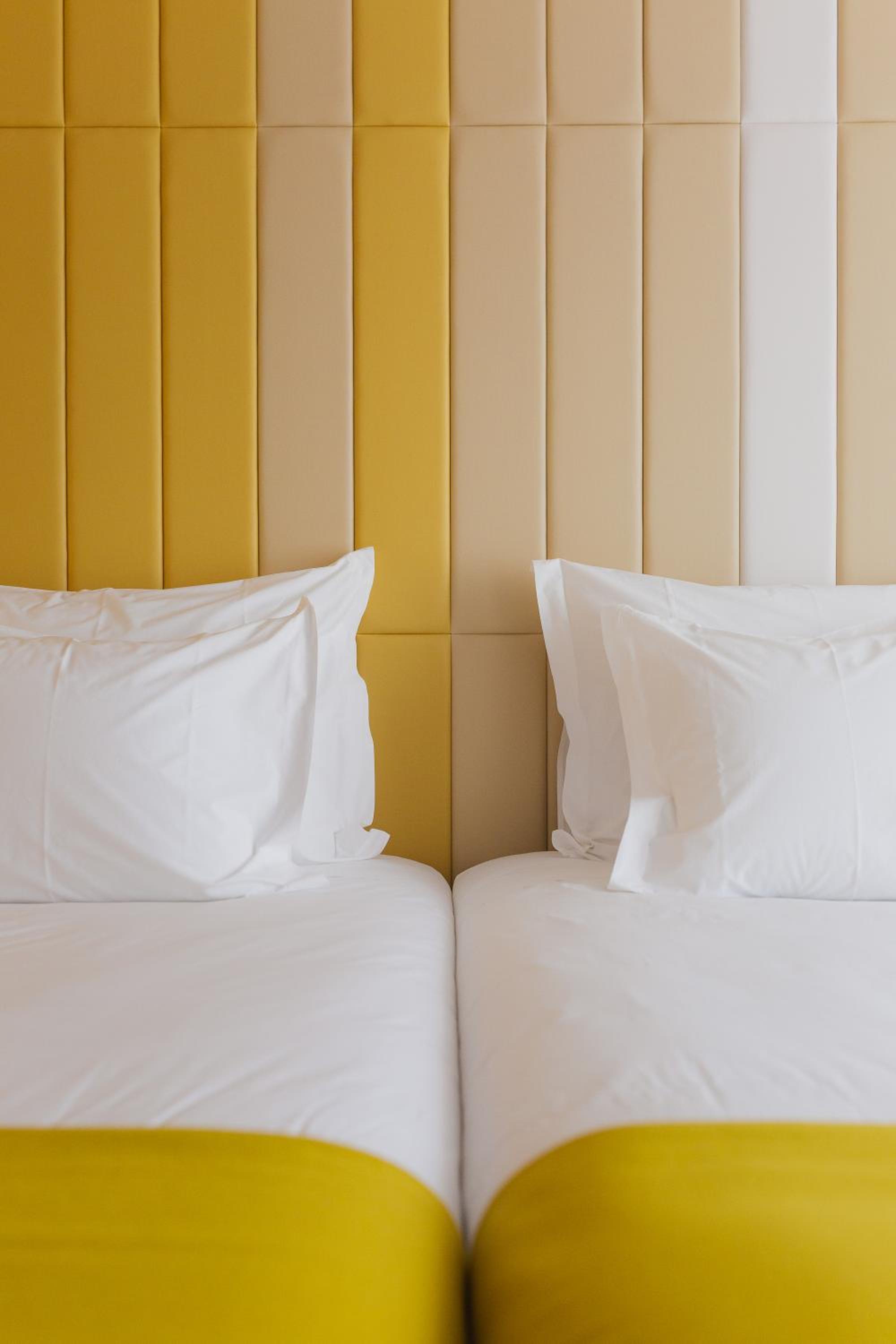 Deluxe Twin Room with Show View - Photo 14
