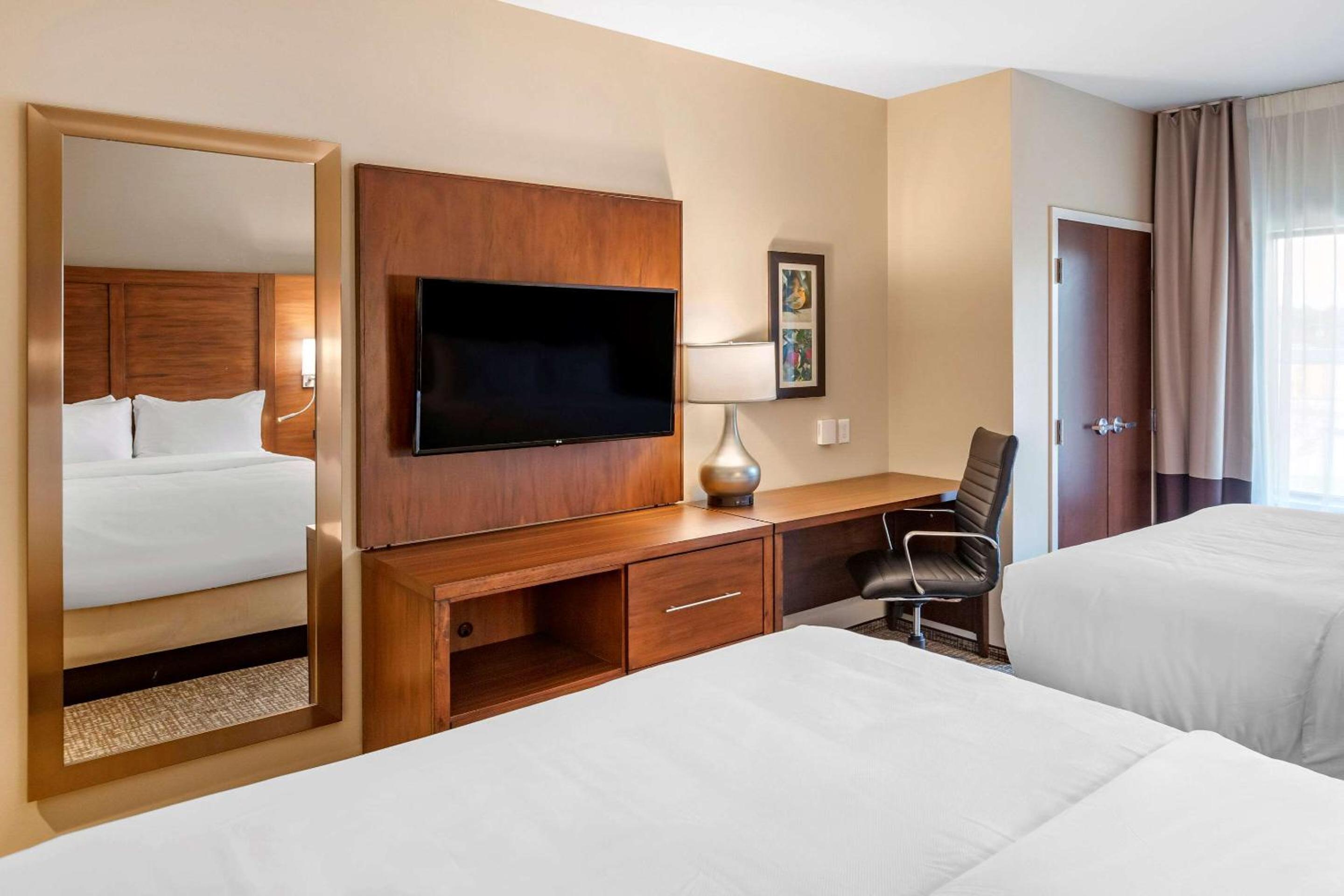 Standard Queen Room with Two Queen Beds - Non Smoking  - Photo 6