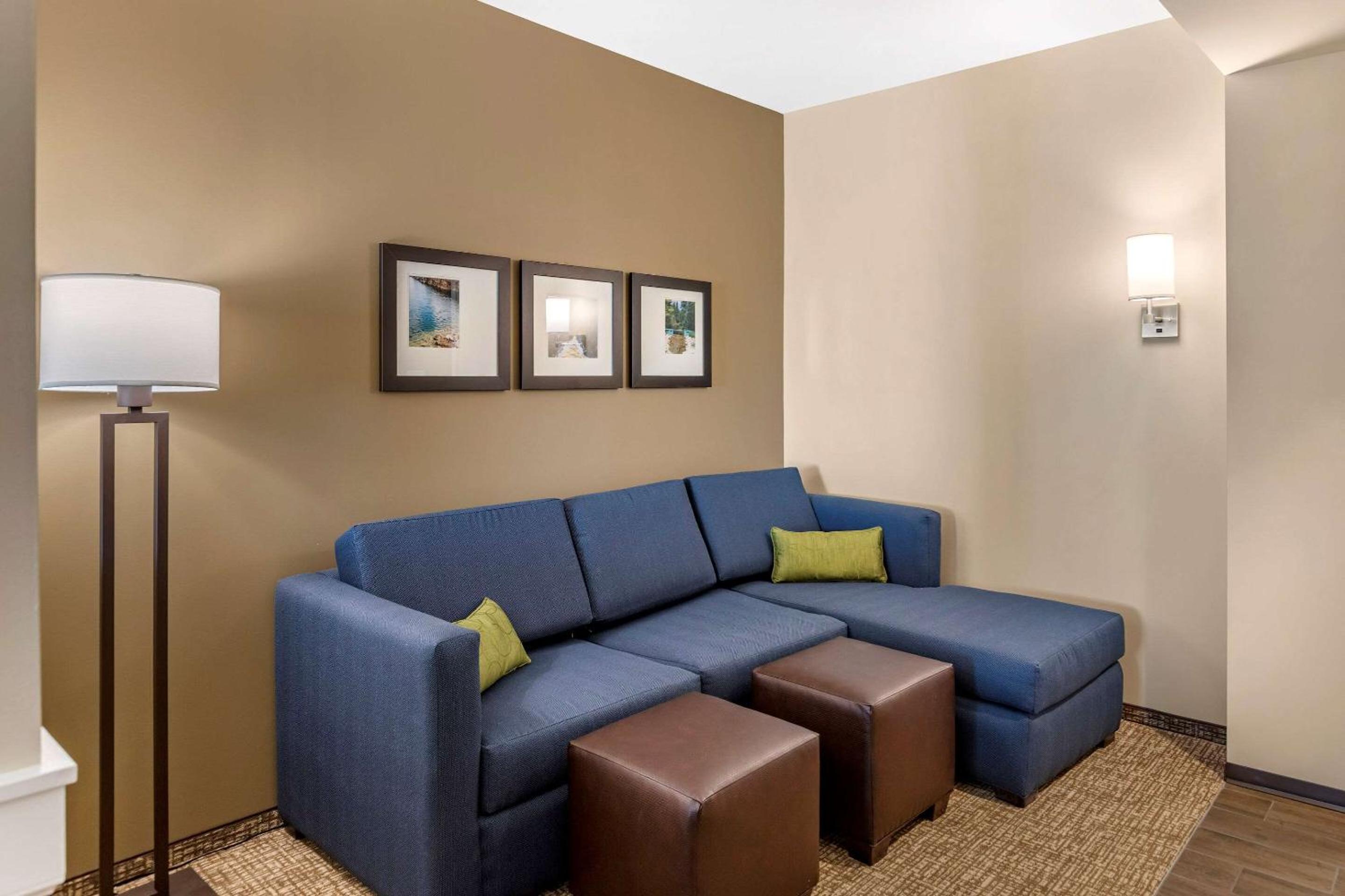 King Suite with Sofa Bed - Non Smoking - Photo 2