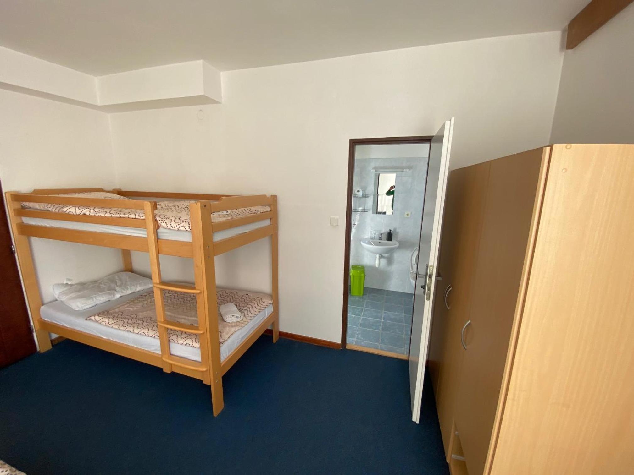 Quadruple Room with Bathroom - Photo 3
