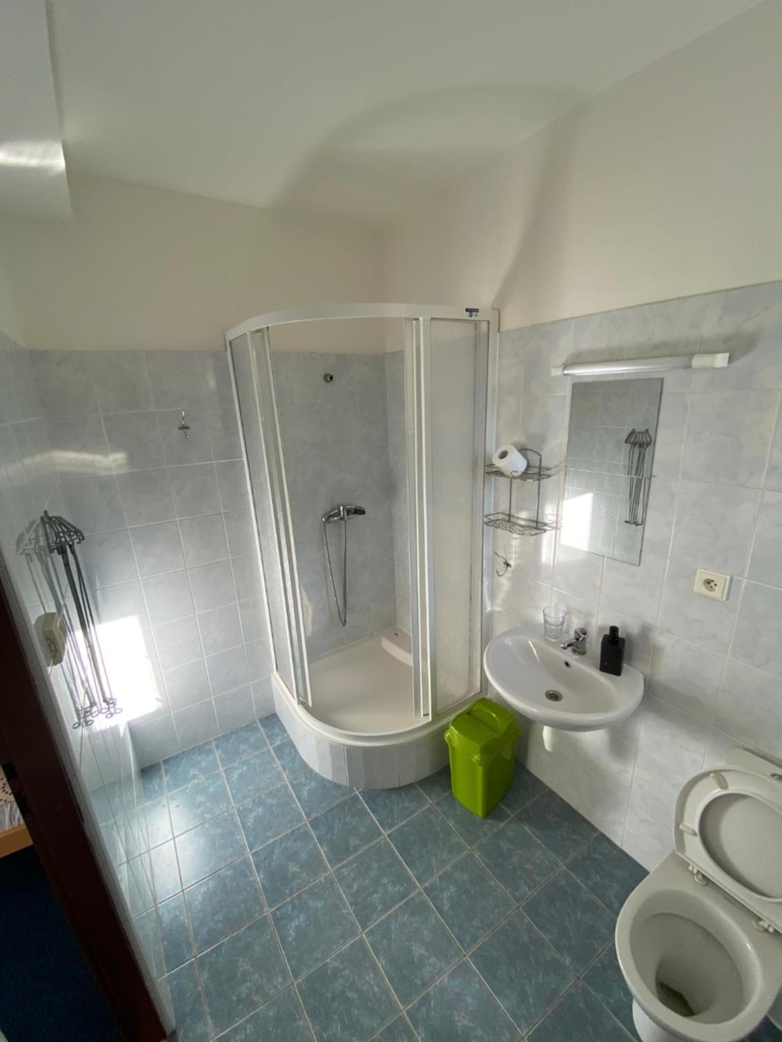 Quadruple Room with Bathroom - Photo 4
