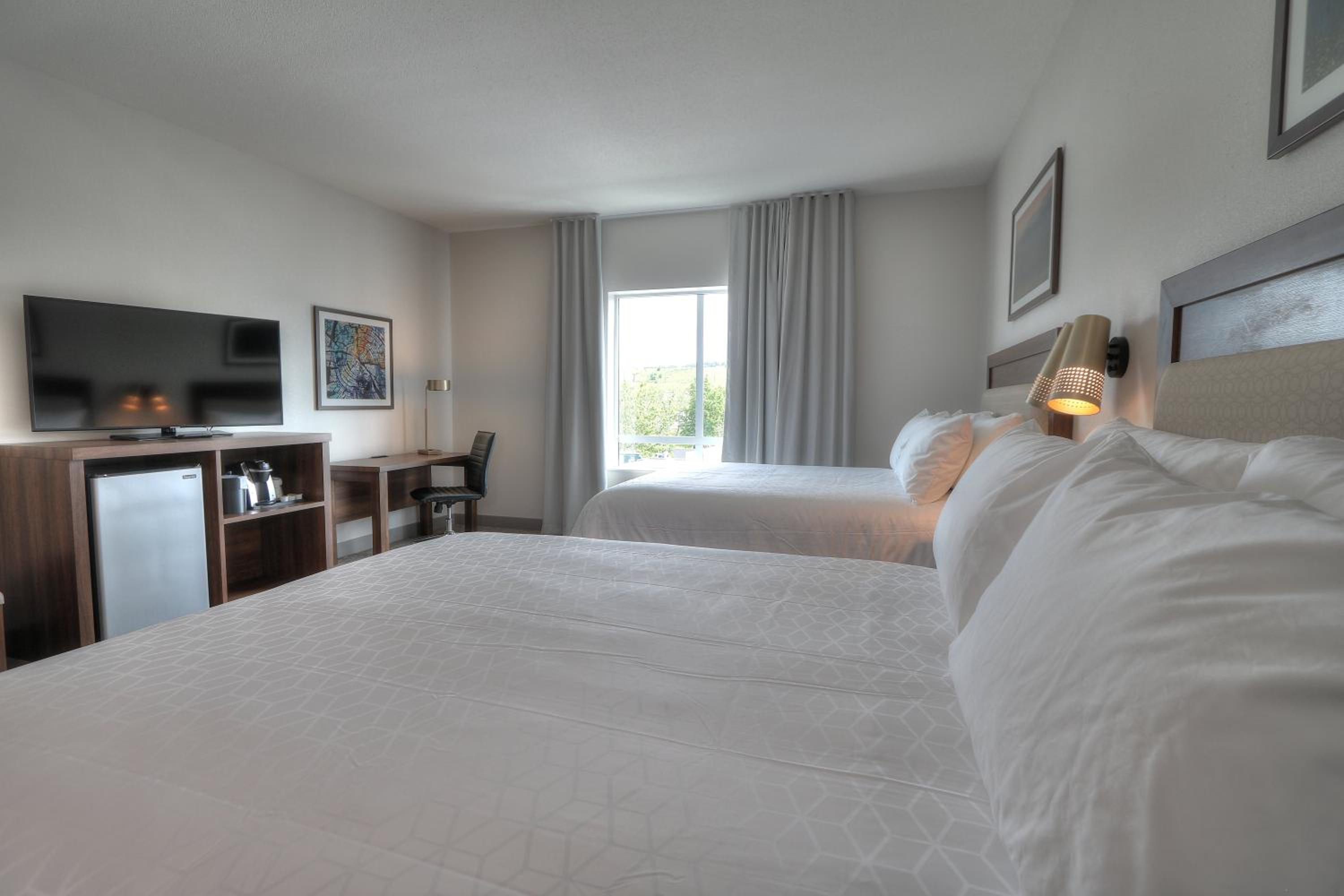 Standard Room with Two Queen Beds - Photo 8