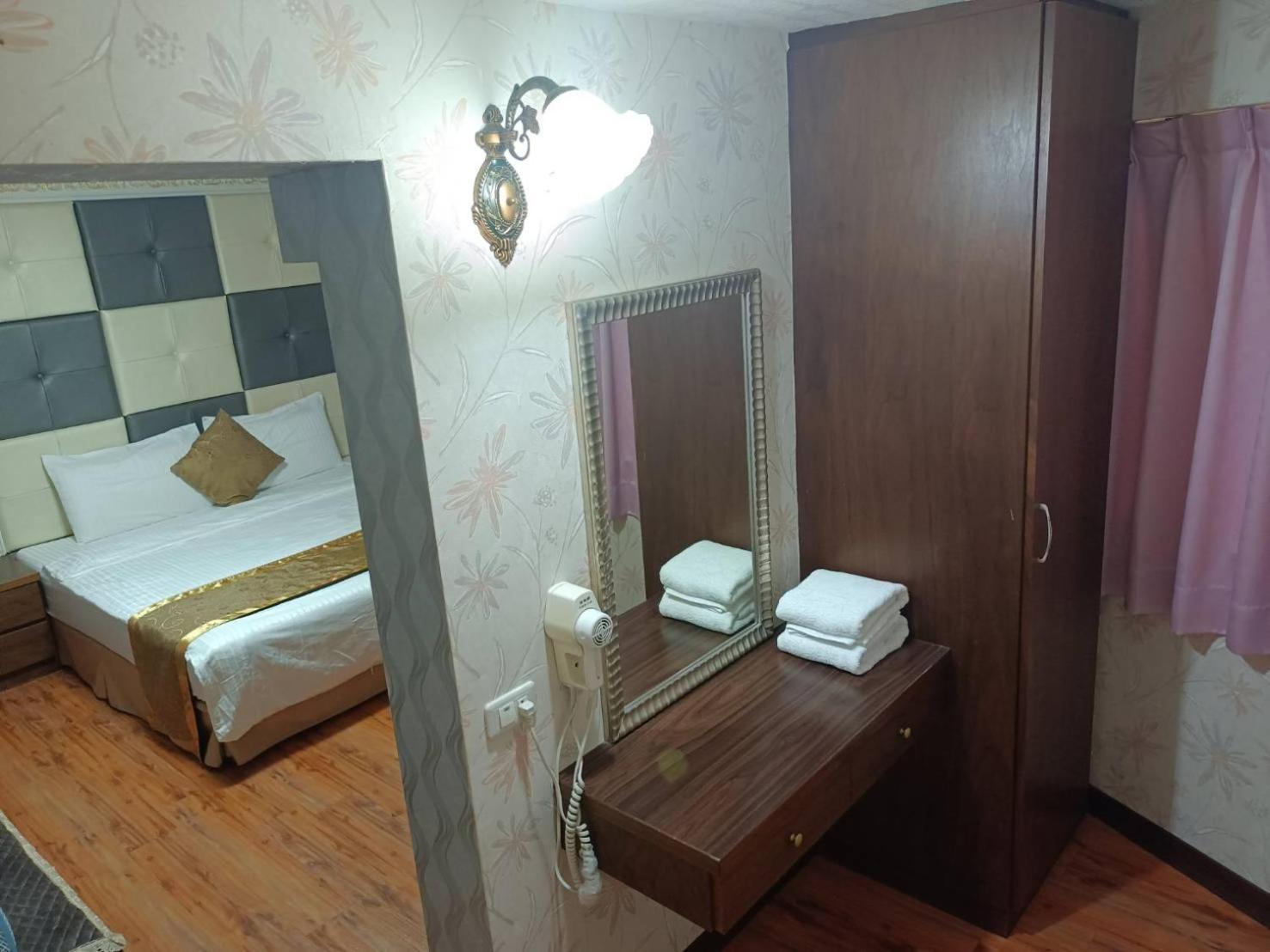 Queen Room photo 3