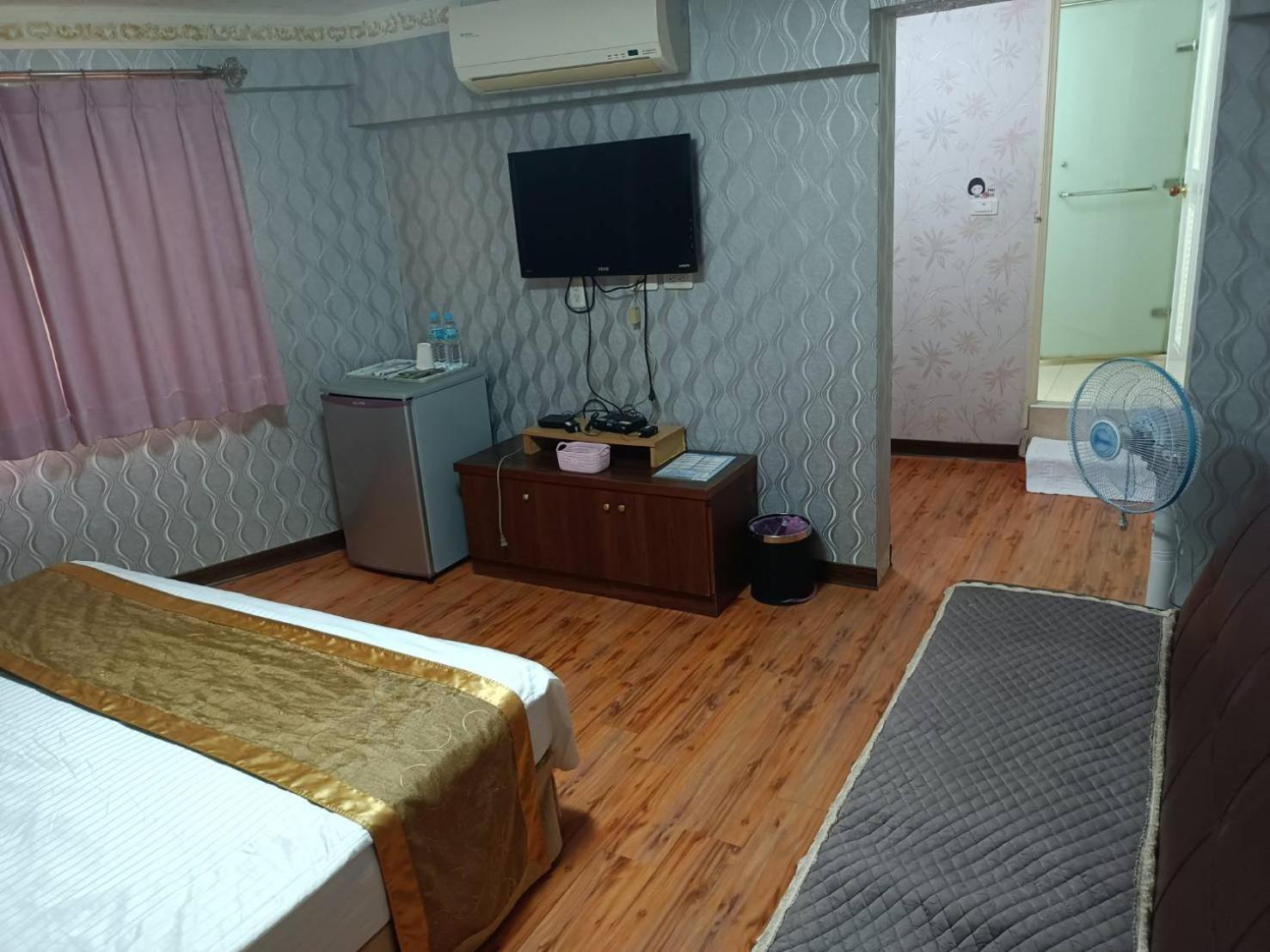 Queen Room photo 2