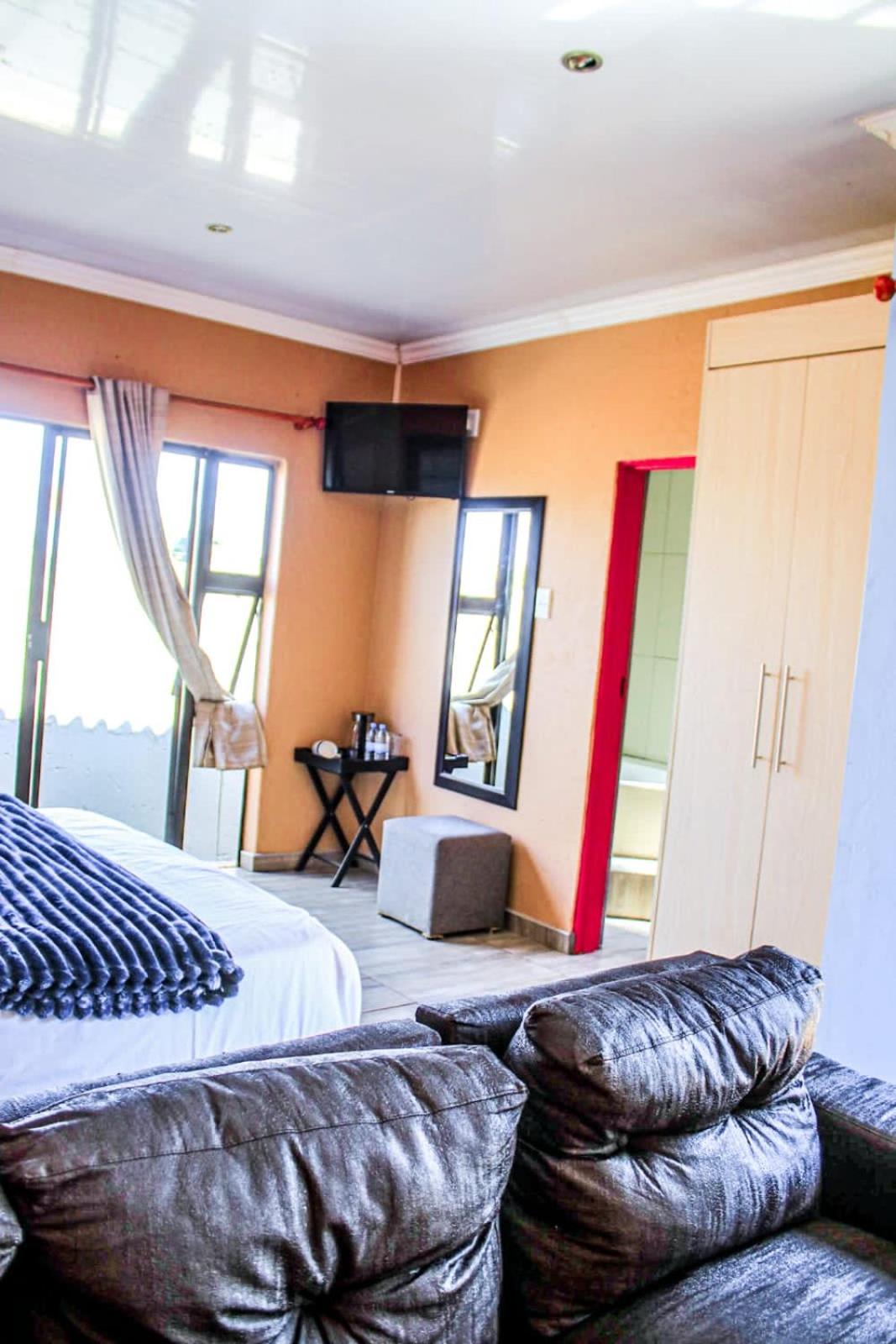 Executive Suite - Photo 9