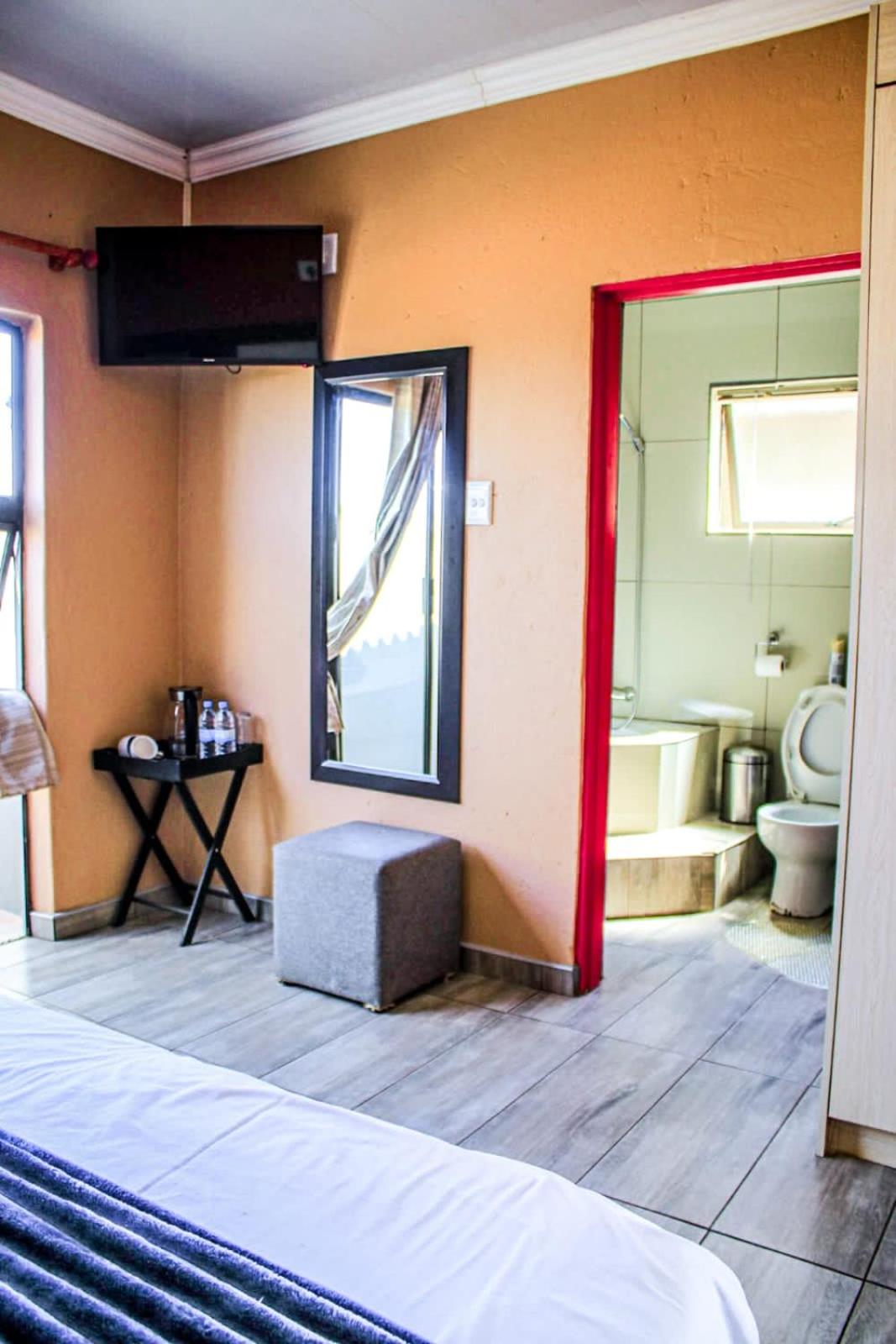 Executive Suite - Photo 13