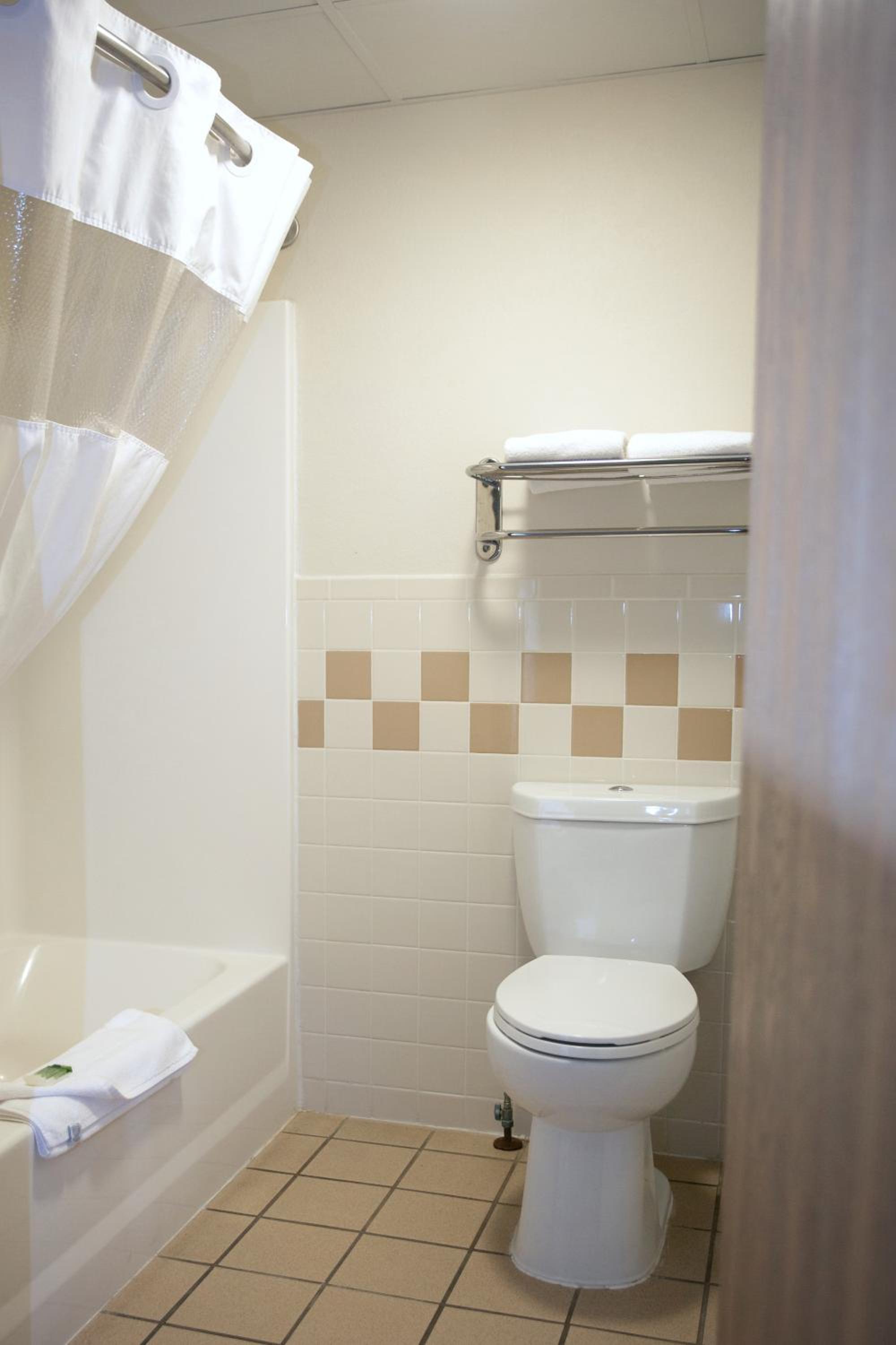 Deluxe King Room with Jetted Tub - Non-Smoking - Photo 6