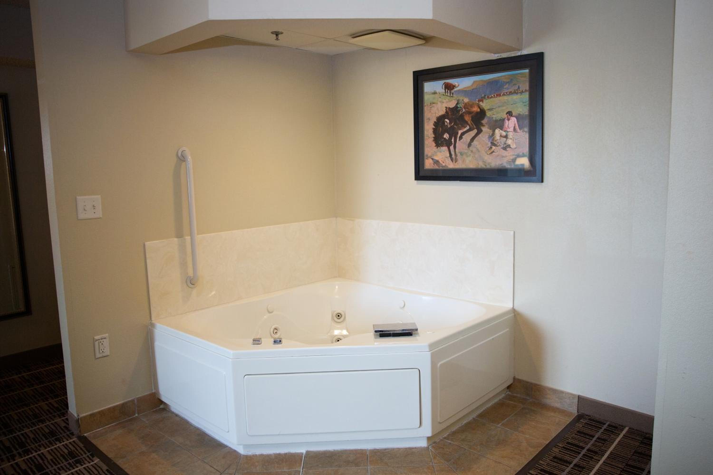 Deluxe King Room with Jetted Tub - Non-Smoking - Photo 5