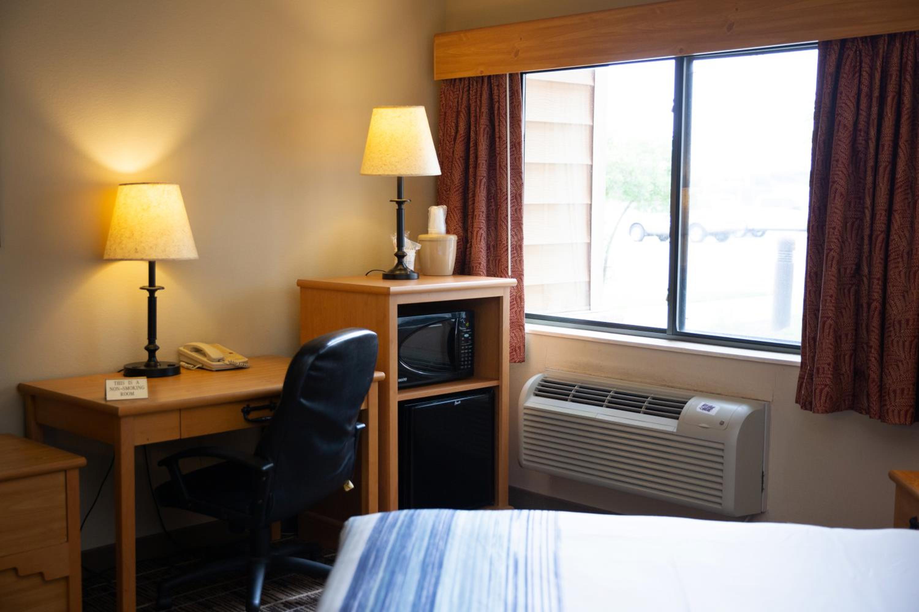 King Suite - Non-Smoking - Photo 3