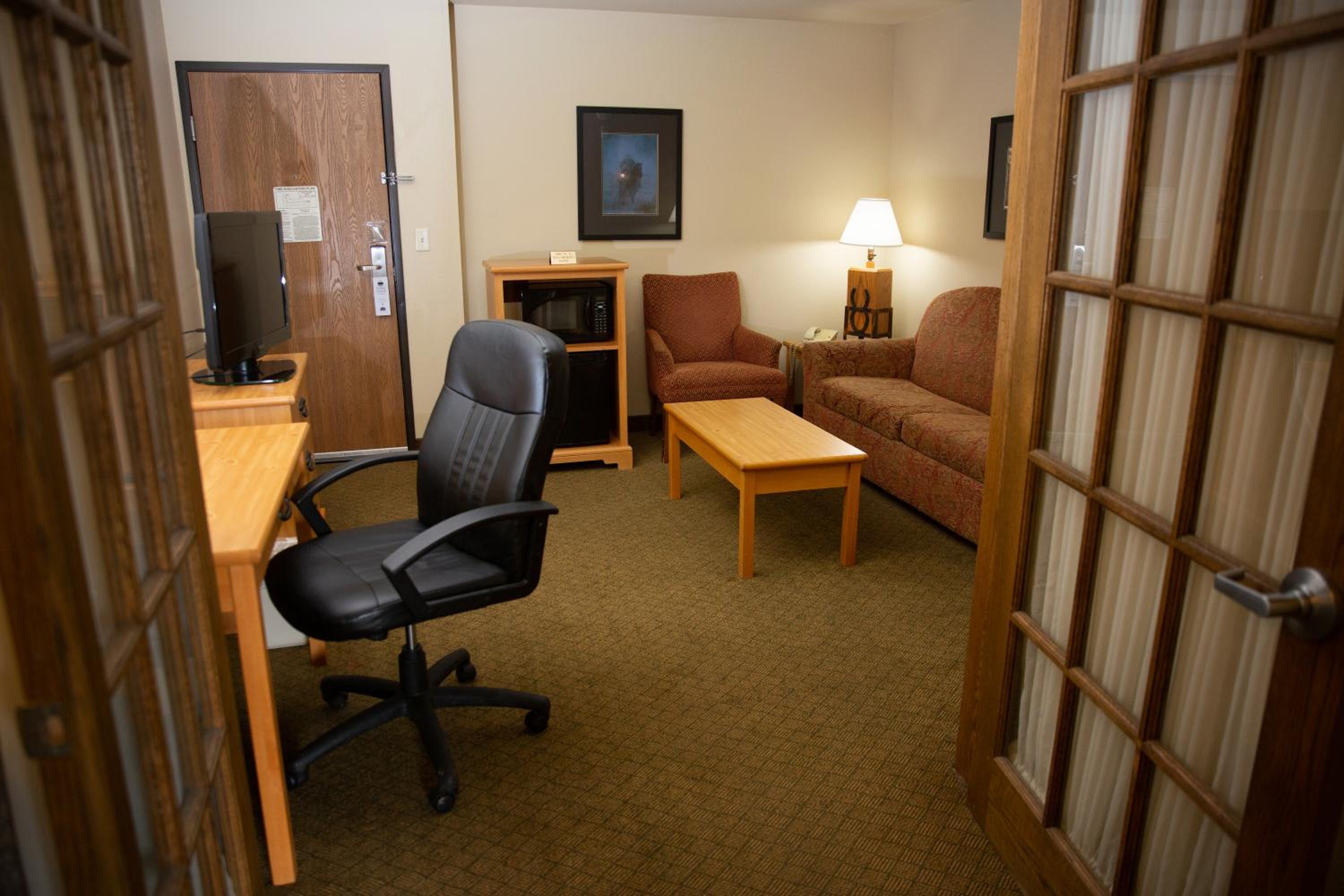 King Suite - Non-Smoking - Photo 4