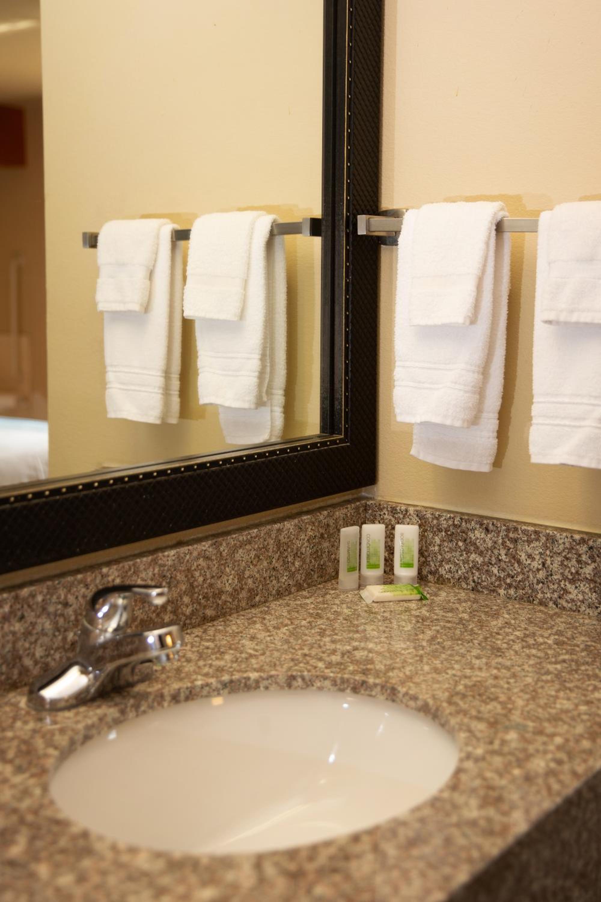Deluxe King Room with Jetted Tub - Non-Smoking - Photo 2
