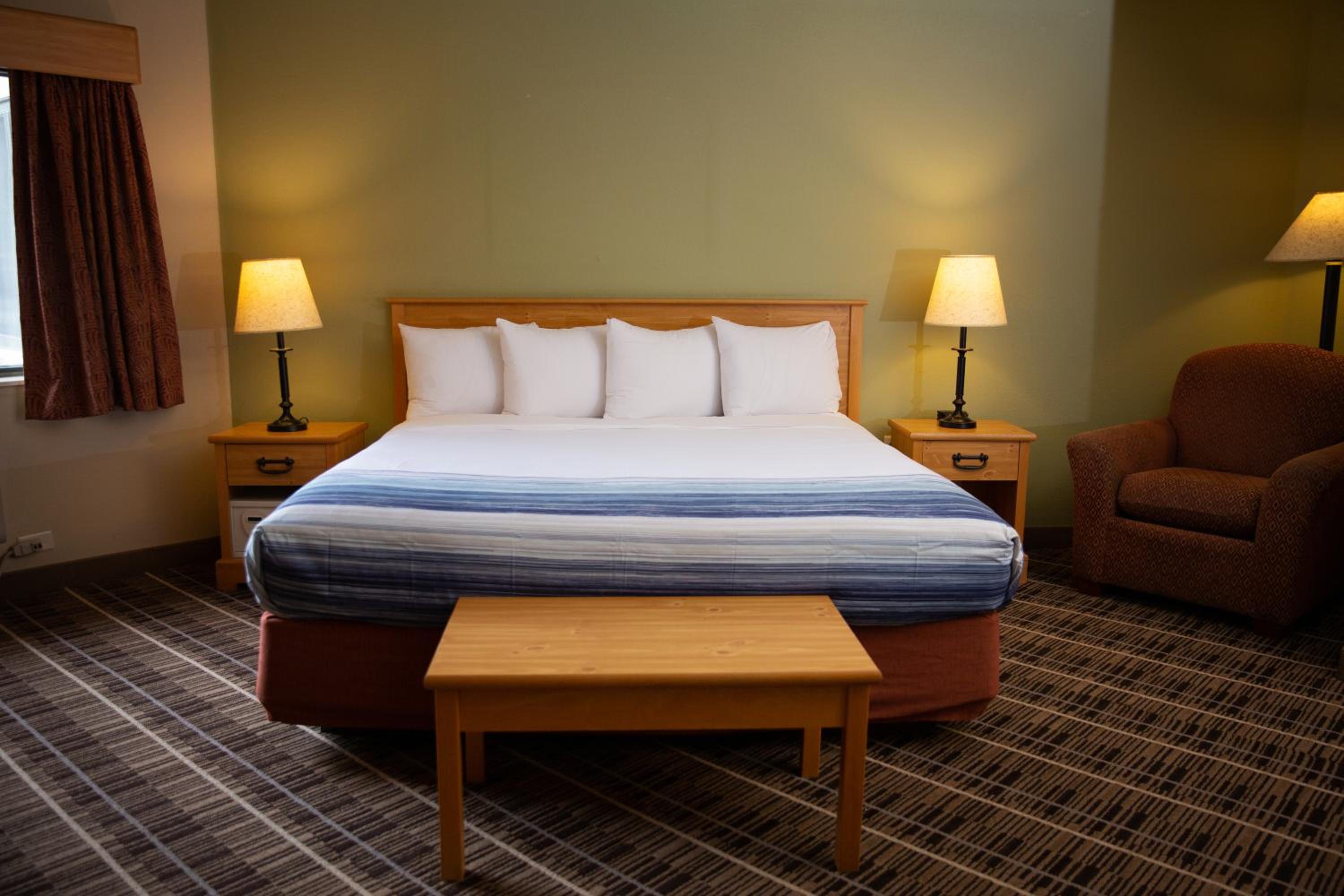 King Room with Bath Tub - Mobility/Hearing Accessible - Non-Smoking - Photo 1