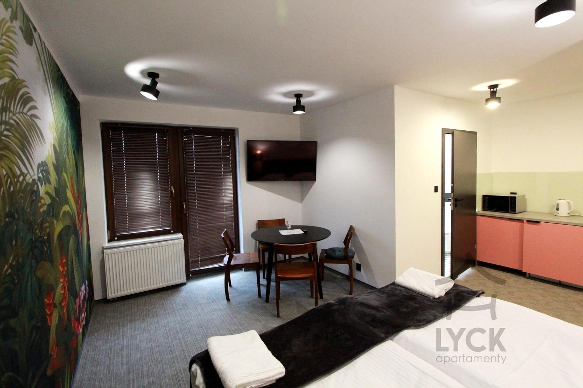 Apartment with Balcony - Photo 2
