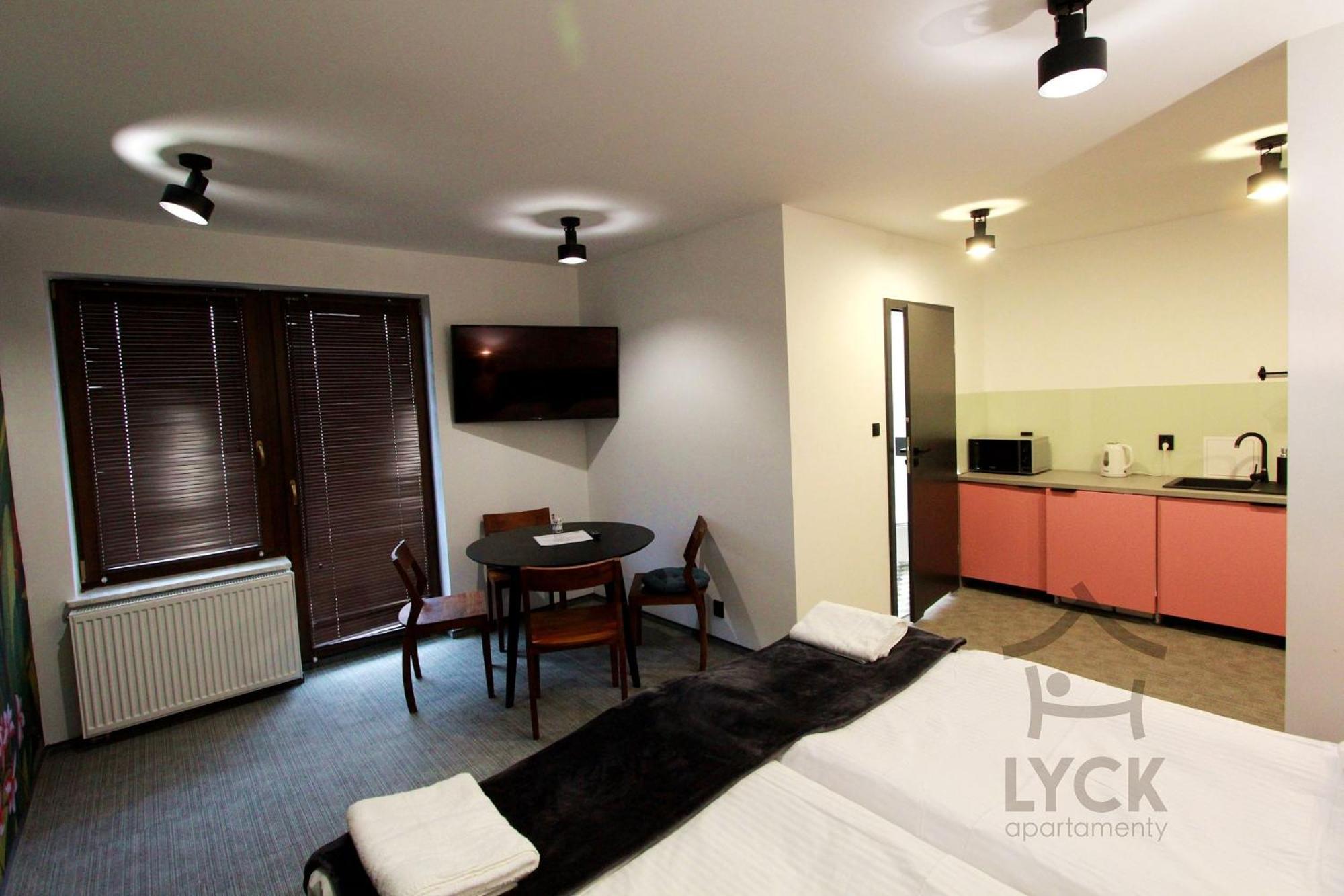Apartment with Balcony - Photo 10