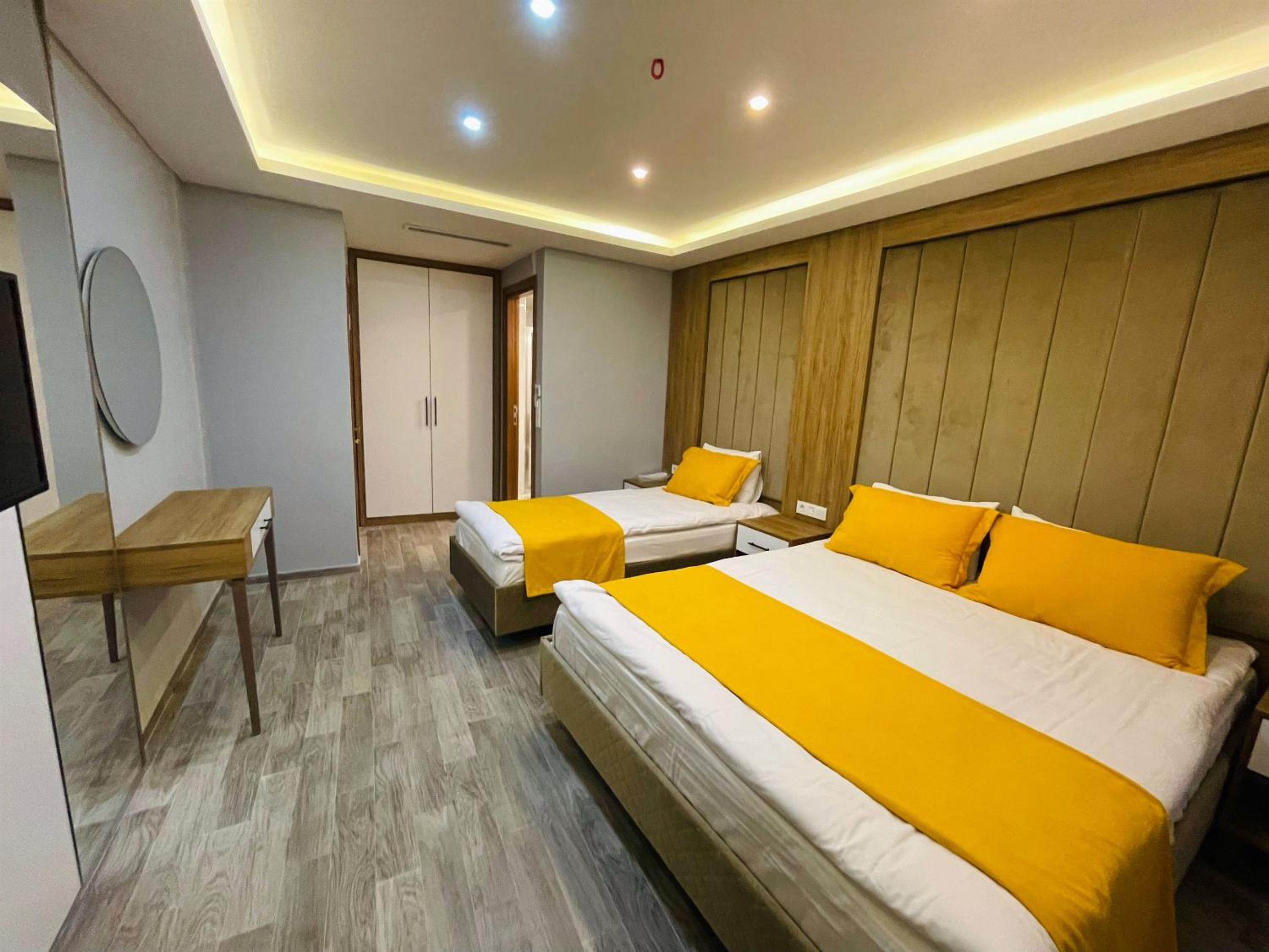Economy Triple Room photo 2
