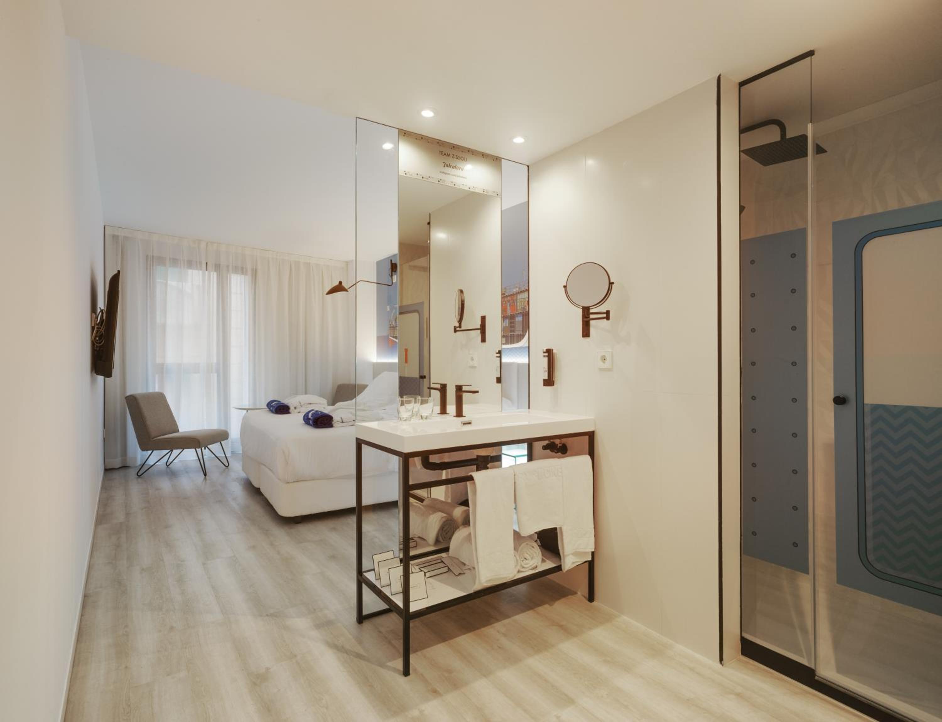 Superior Double Room thumbnail 5