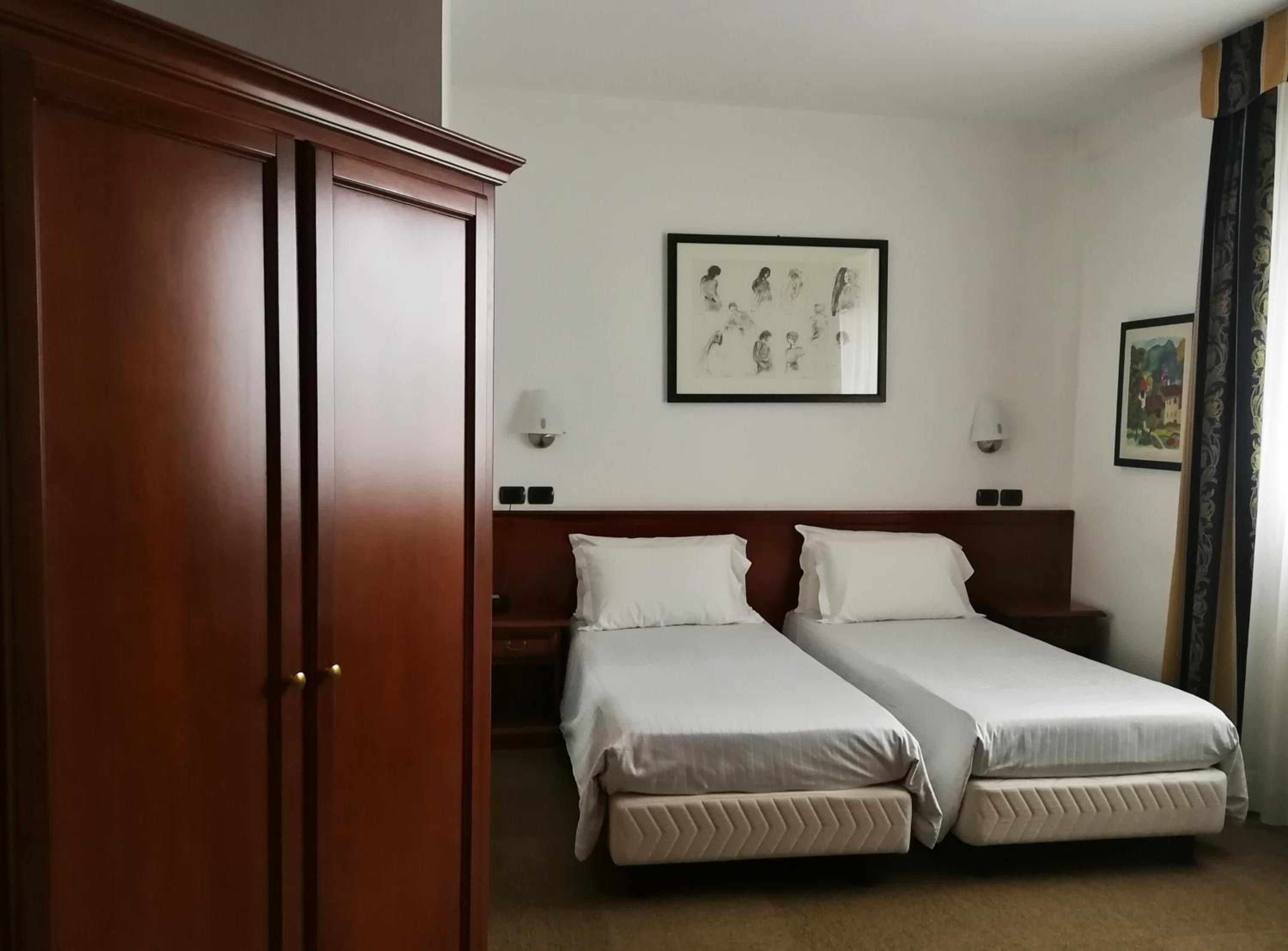 Double or Twin Room - Photo 6