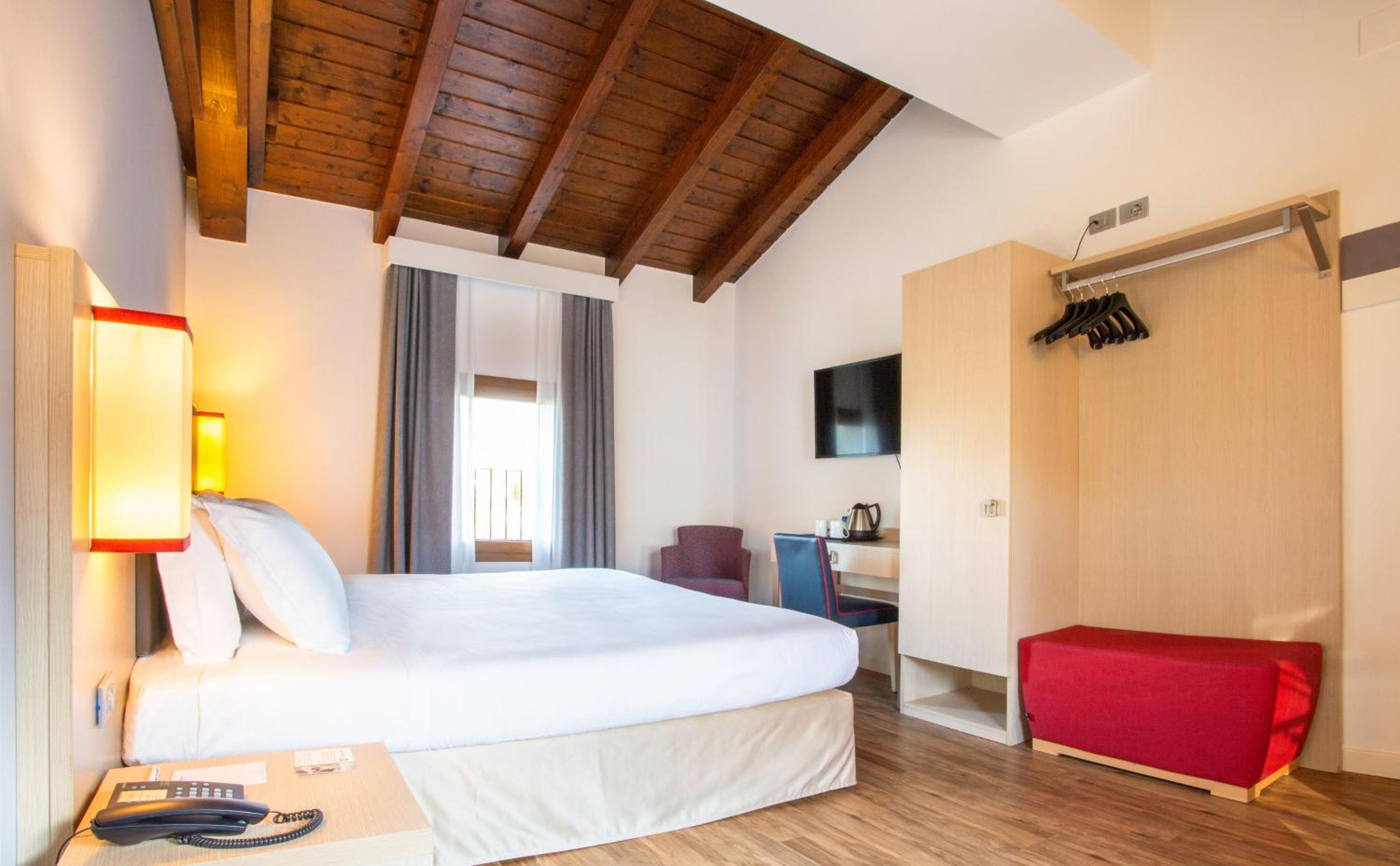 Comfort King Room - Photo 12