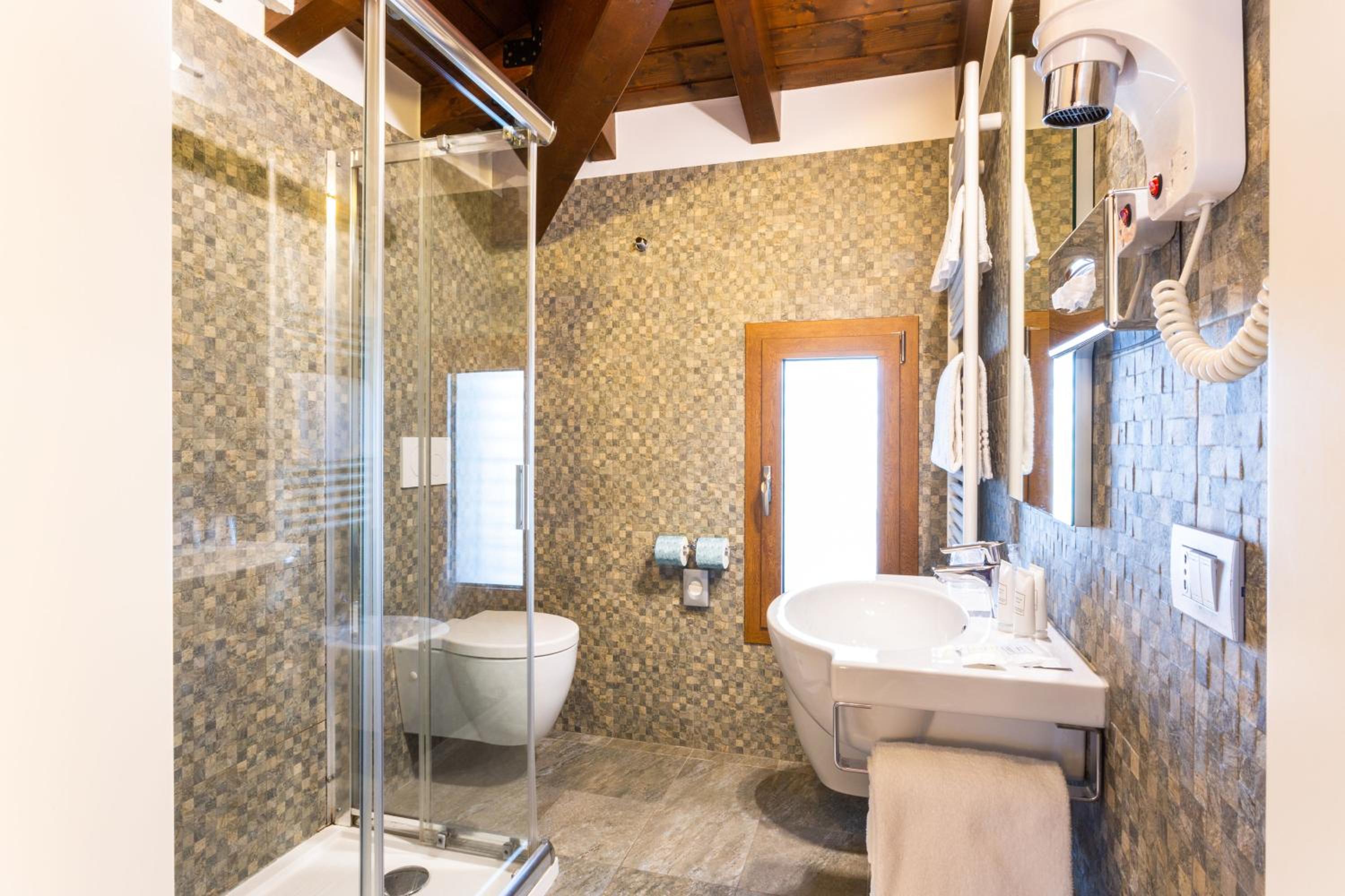 Comfort King Room - Photo 13