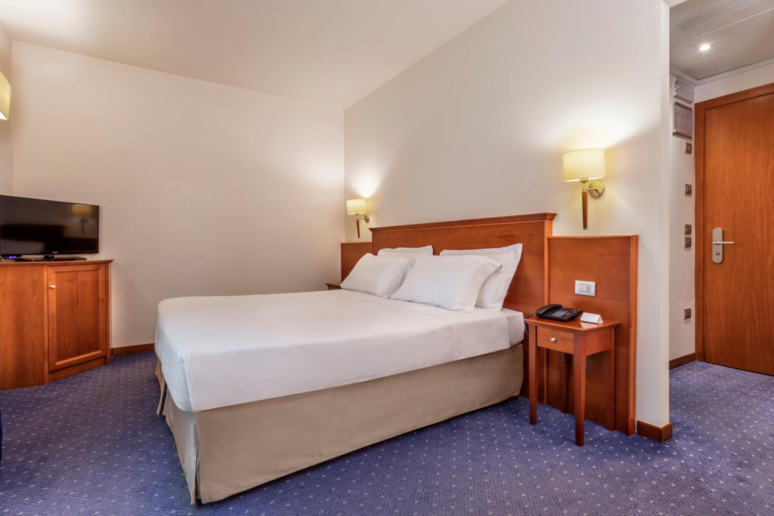 Comfort King Room - Photo 19