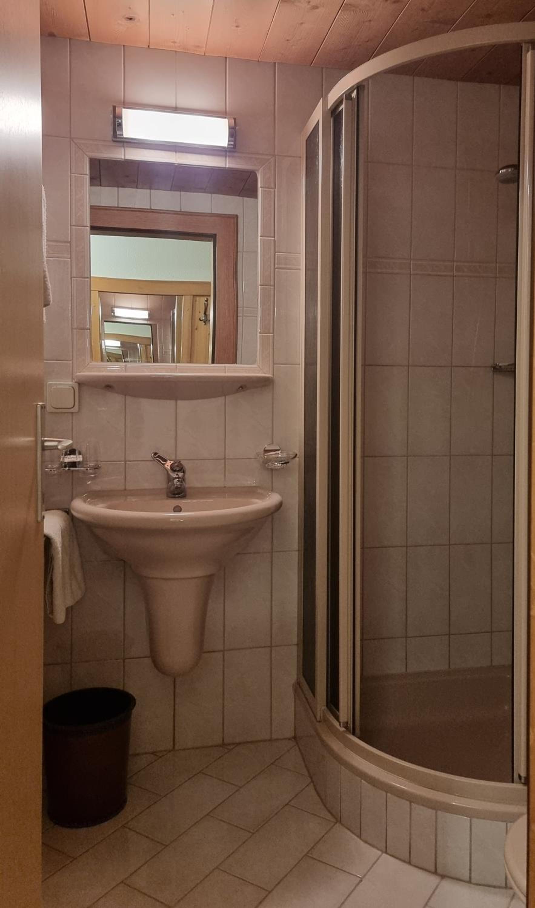 Single Room with Bathroom photo 2