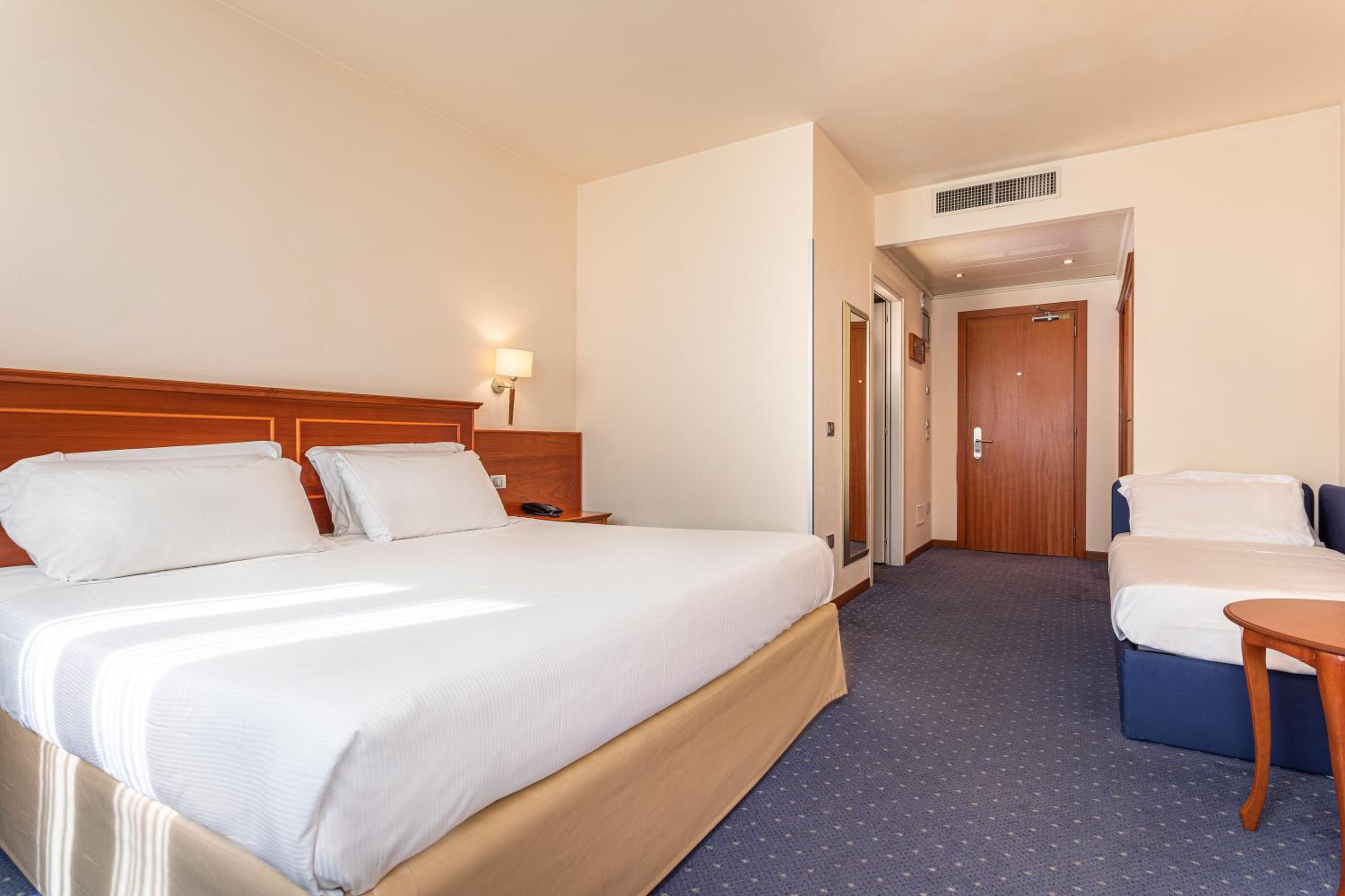 Comfort Queen Room - Non-Smoking  photo 2