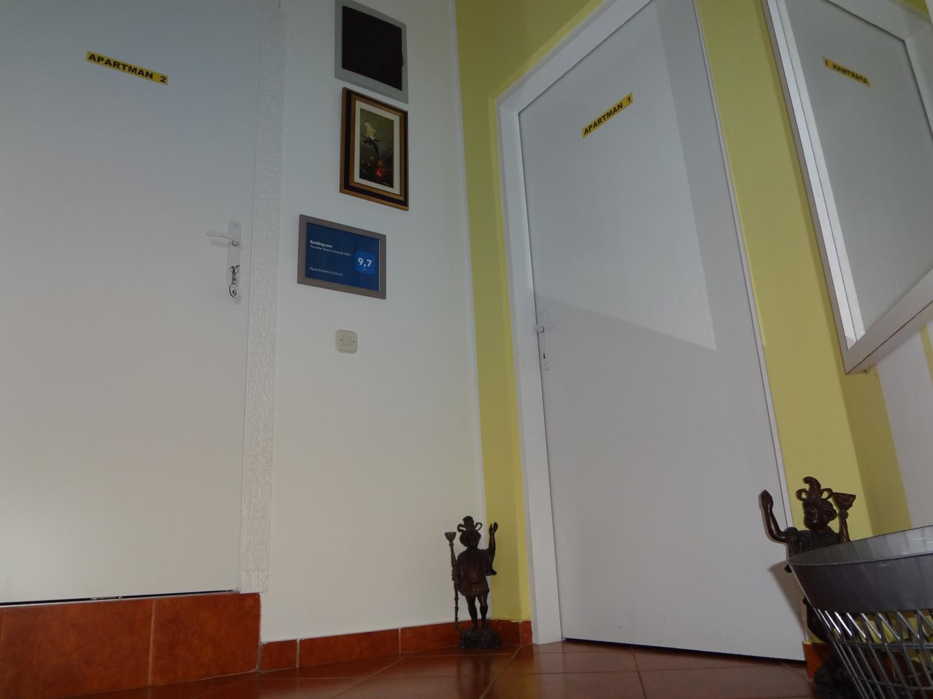 Apartment with Terrace - Photo 32