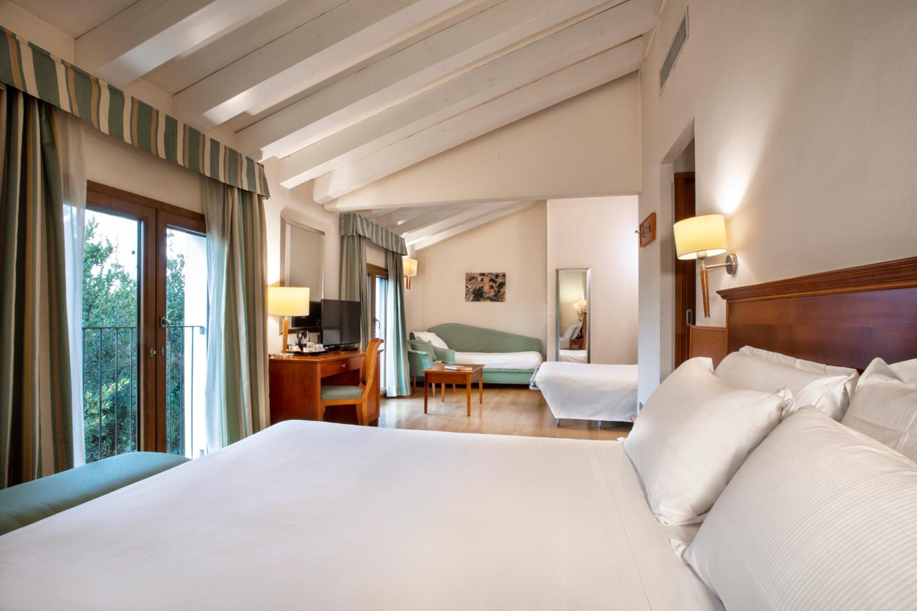 King Suite with Sofa Bed - Non-Smoking - Photo 8