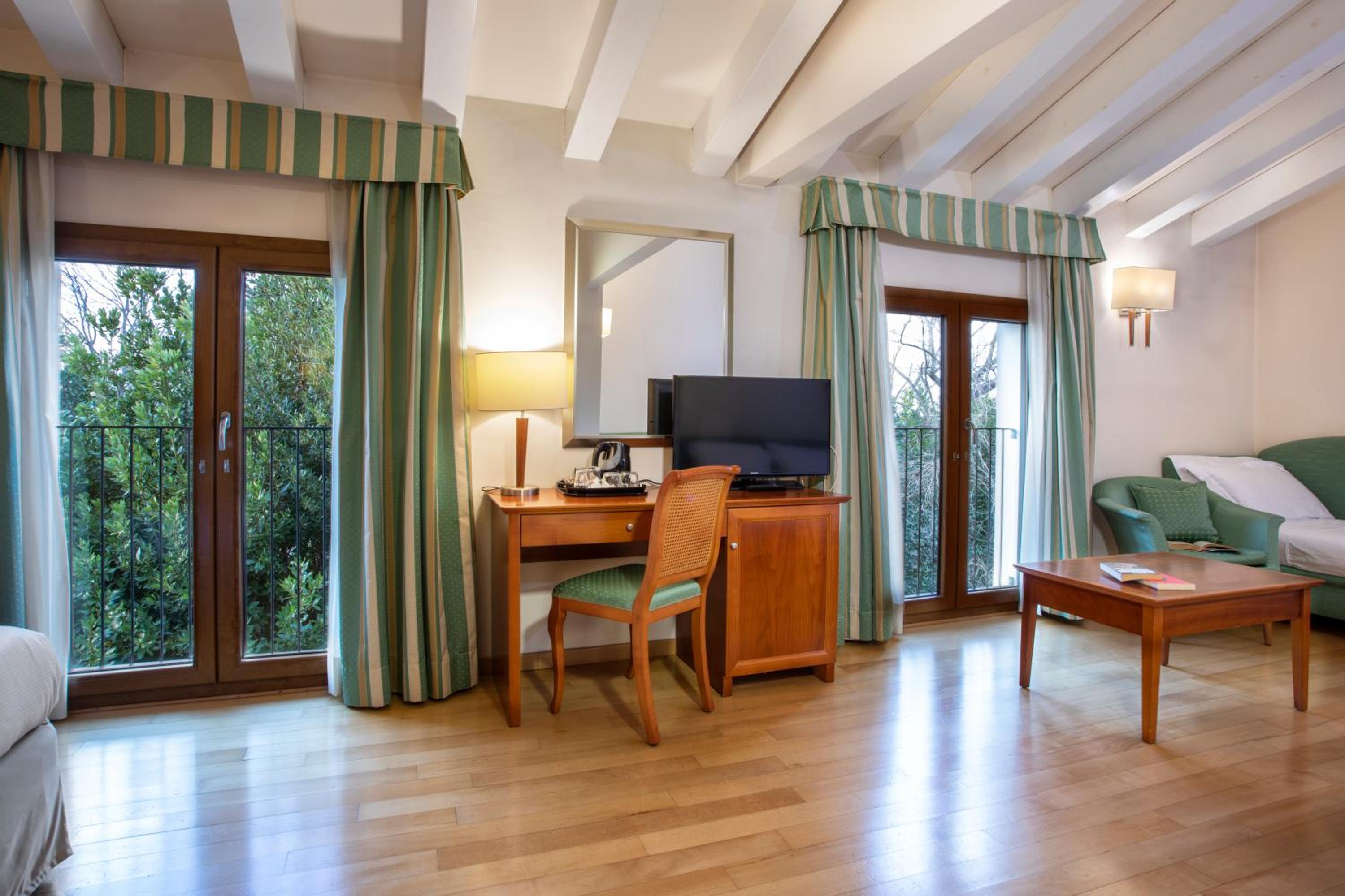 King Suite with Sofa Bed - Non-Smoking - Photo 6