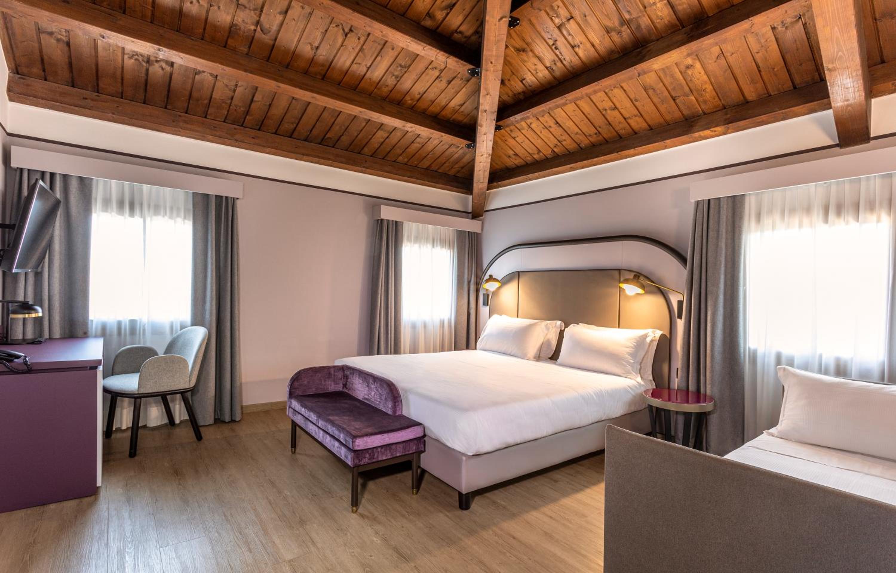 Superior King Room with Sofa Bed - Non-Smoking - Photo 15