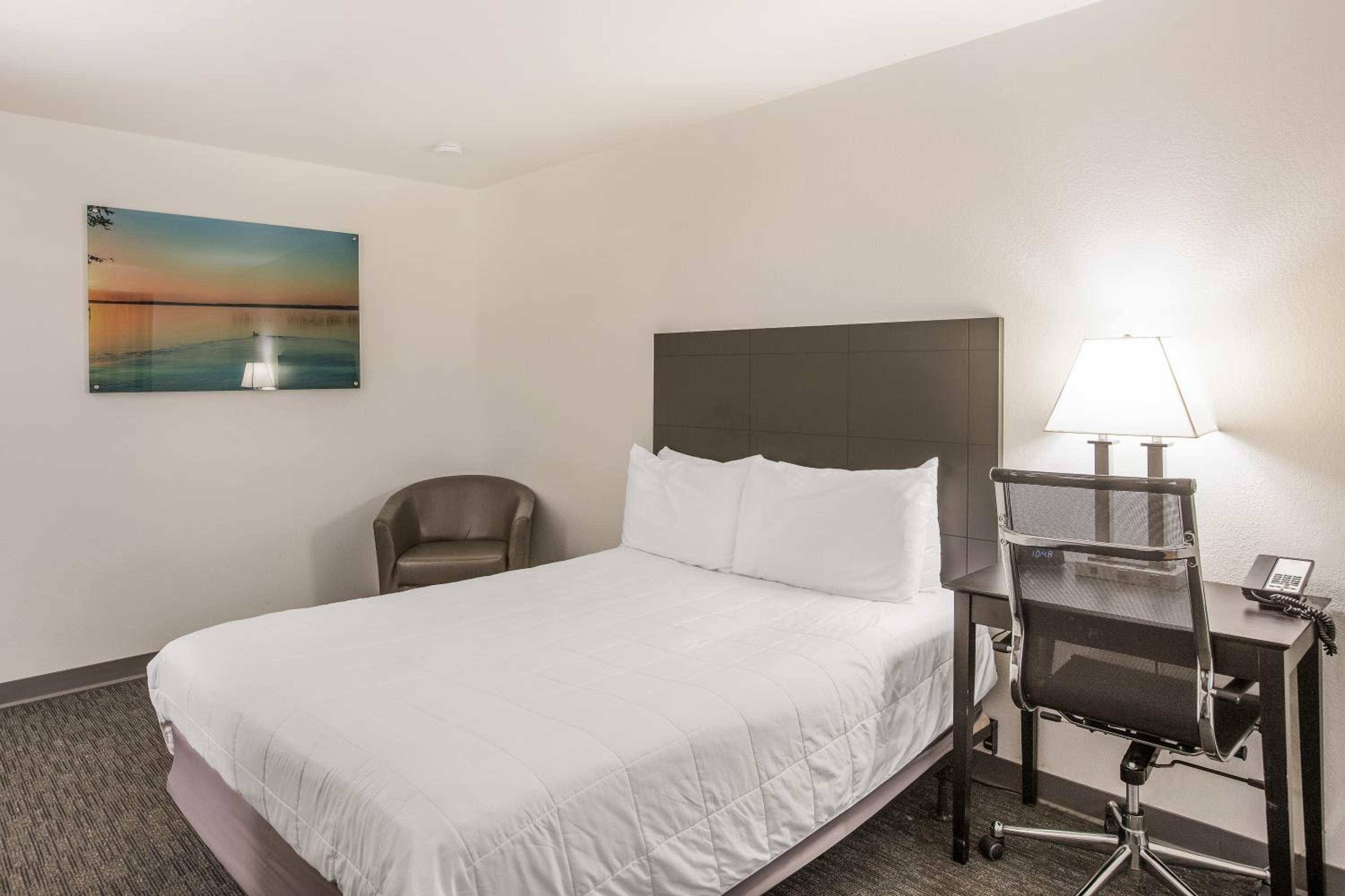 1 Queen Bed Non-Smoking - Photo 2