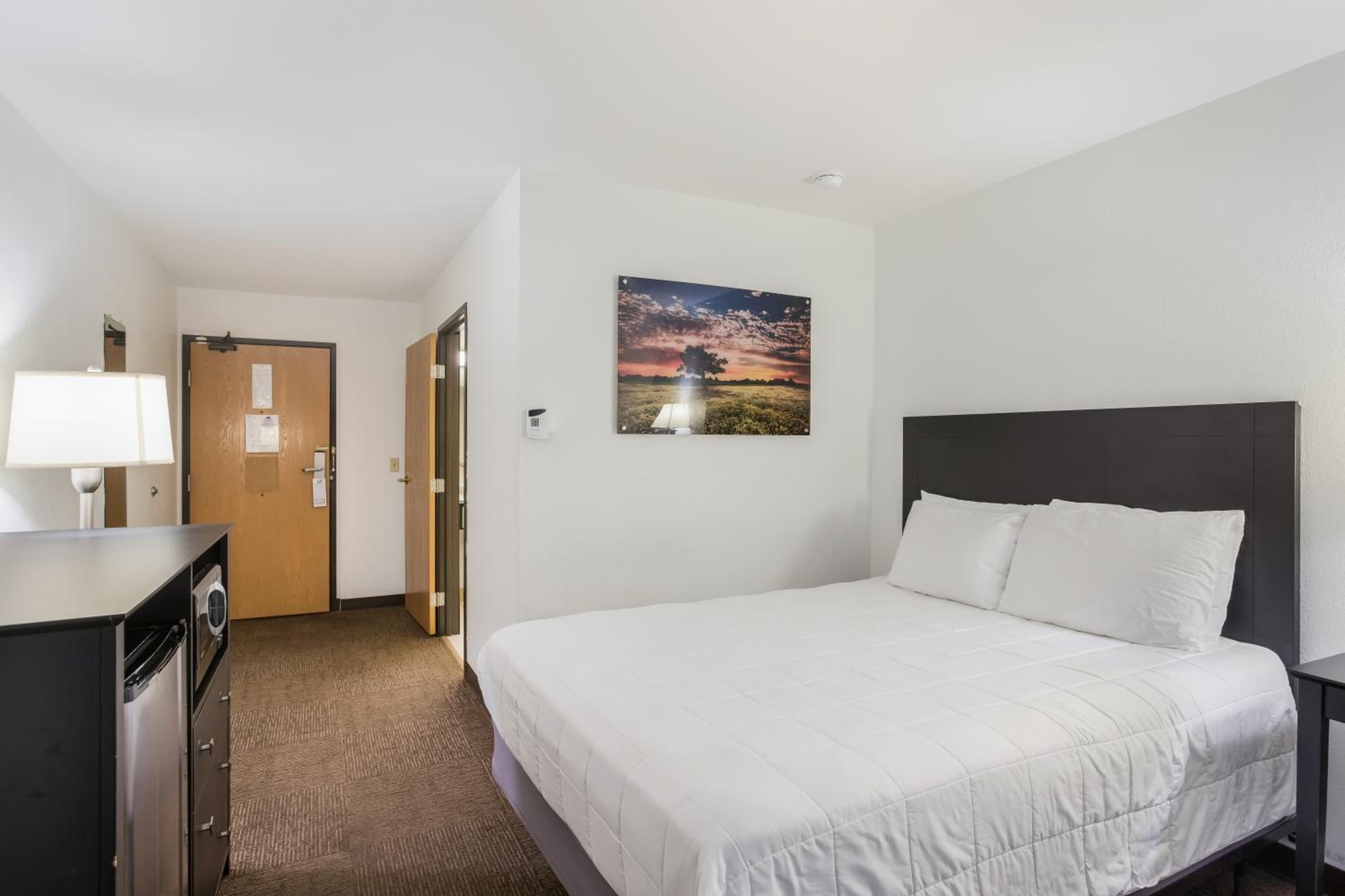 1 Queen Bed Accessible Non-Smoking - Photo 2