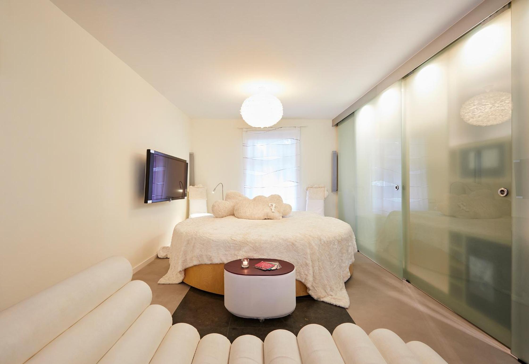 Deluxe Double Room with Bath - Photo 1